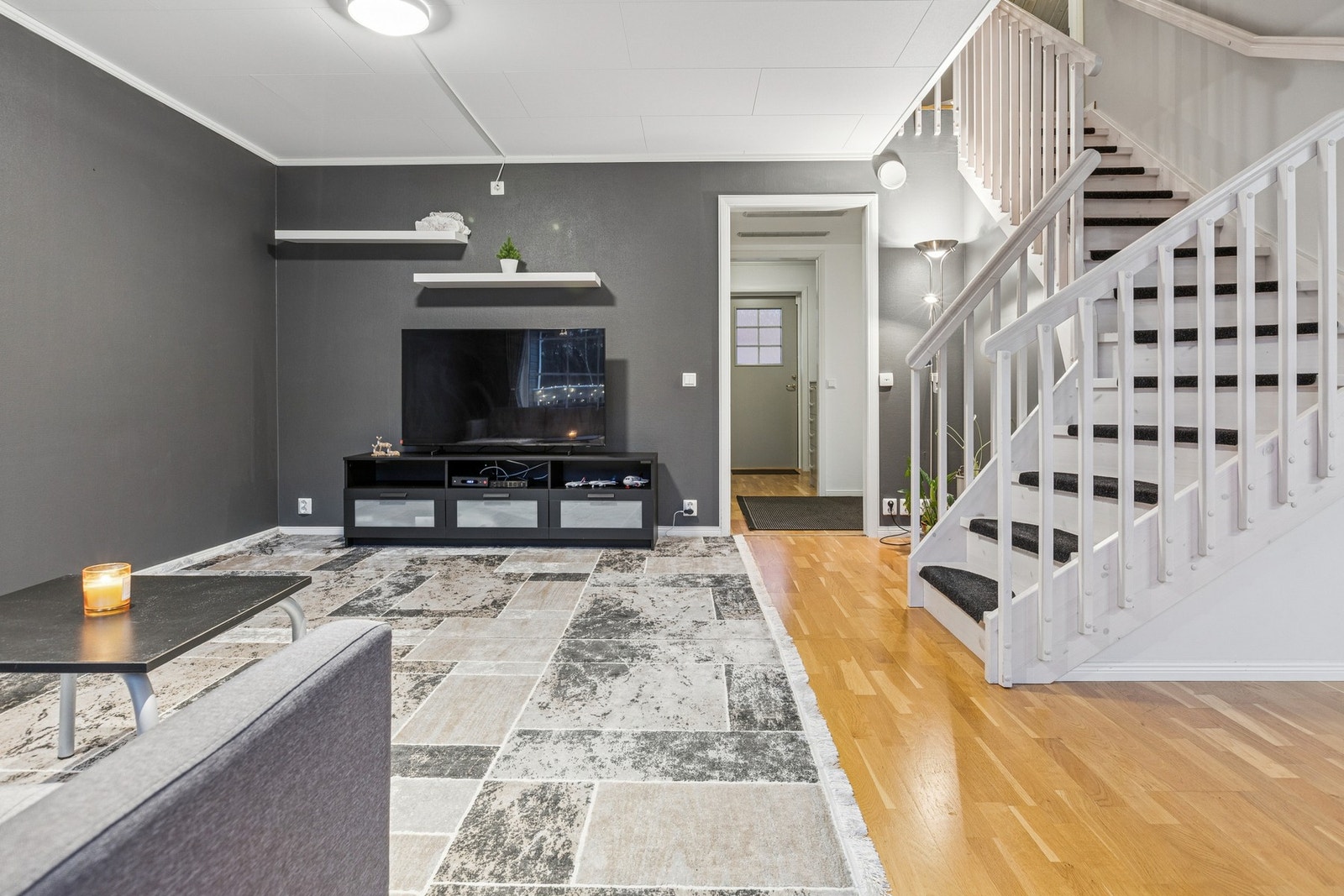 Romslig og behagelig stue med store vindusflater som slipper inn godt med dagslys, og skaper en luftig atmosfære. Galleribilde