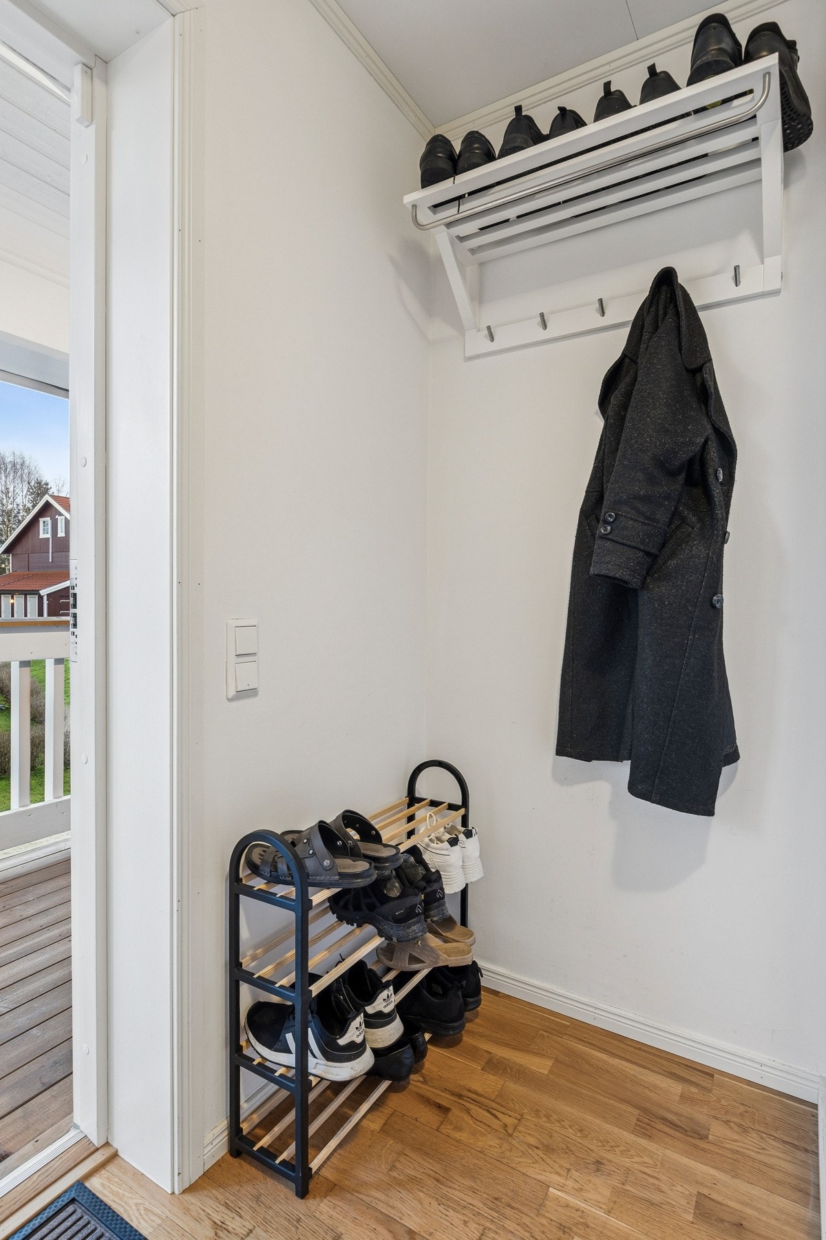 Videre finner du en gang som er tilknyttet begge soverommene i første etasje, en praktisk bod og baderommet. Galleribilde