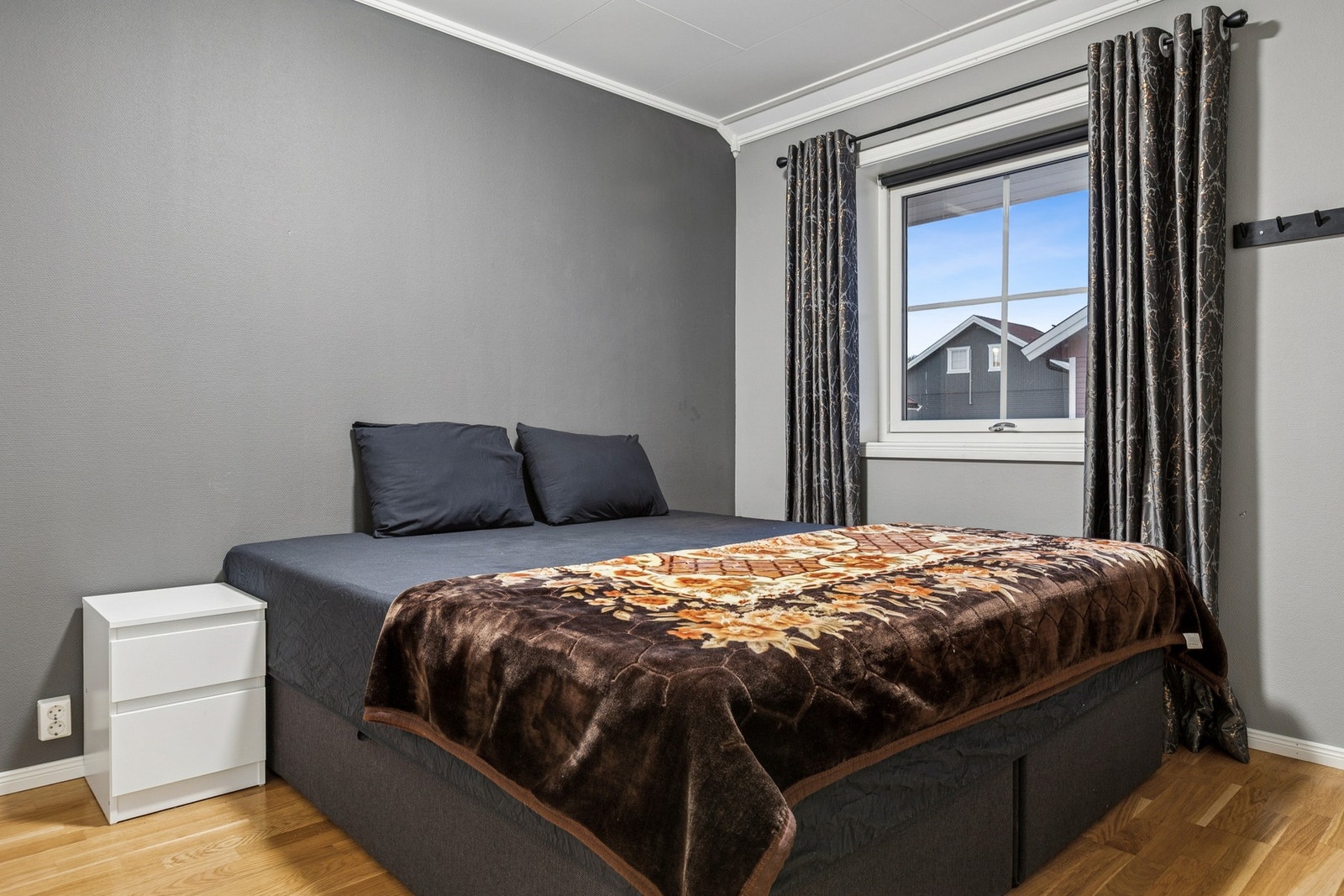 I denne selveierleiligheten er det hele 3 soverom, to i første etasje i leiligheten og ett ytterligere soverom i loftsetasjen. Galleribilde