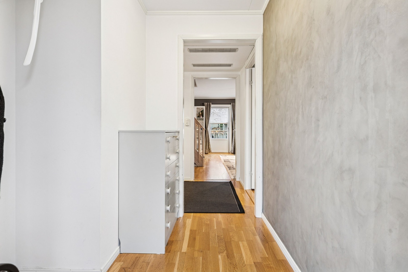 hvor det er plass til å ta av seg skoene, henge fra seg yttertøy samt at man har mulighet for en oppbevaringsløsning etter eget ønske. Galleribilde