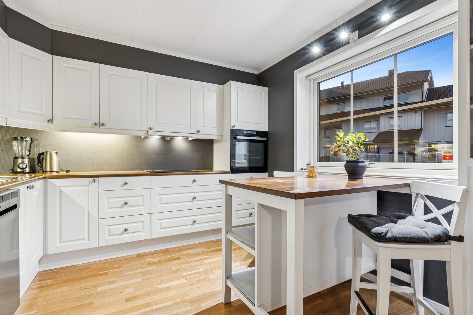 Det er gode arbeidsflater og rikelig med oppbevaringsplass i både skap og skuffer. Galleribilde