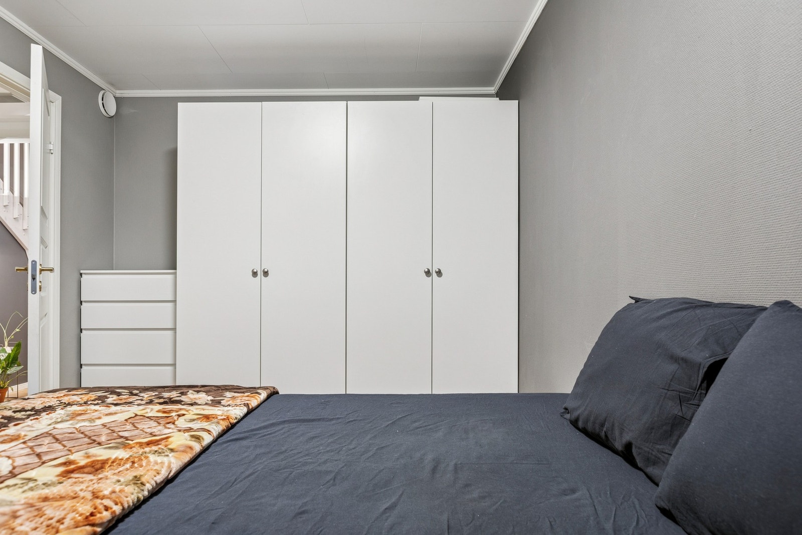 Alle soverommene er romslige og har god plass til stor dobbeltseng og en egenvalgt garderobeløsning. Galleribilde