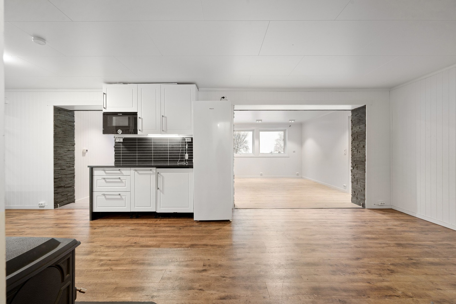 Innredning på flere vegger gir god skap- og benkeplass Galleribilde