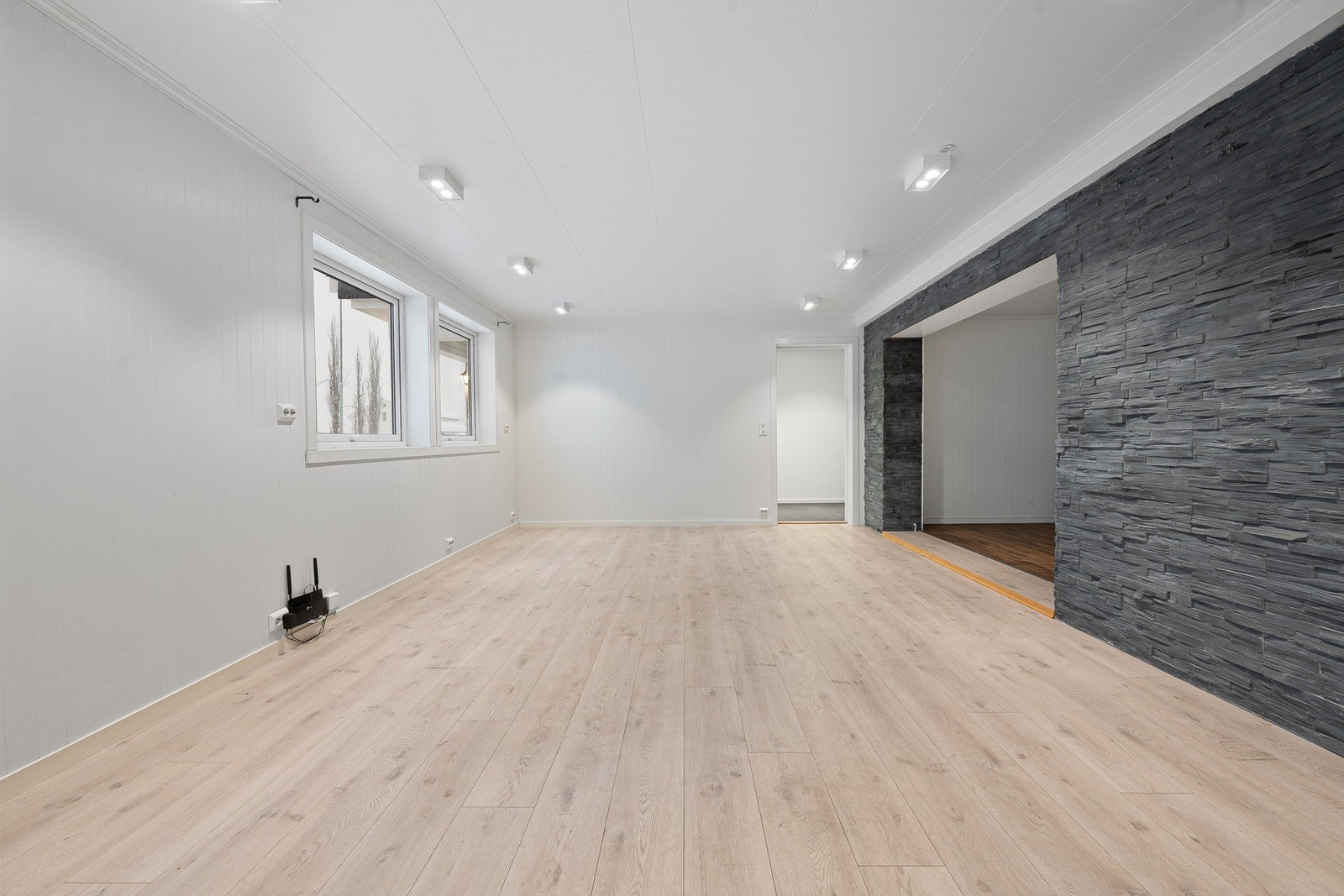 Seksjonen består av hele boligens underetasje og inneholder også integrert garasje med bod Galleribilde