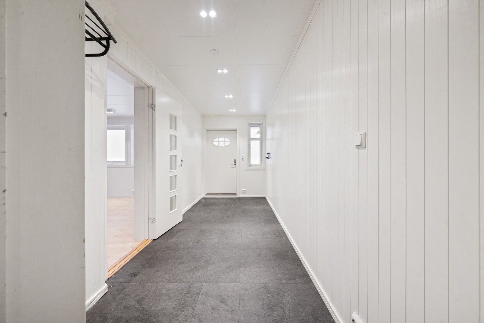 Her er det god plass til yttertøy og sko! Galleribilde