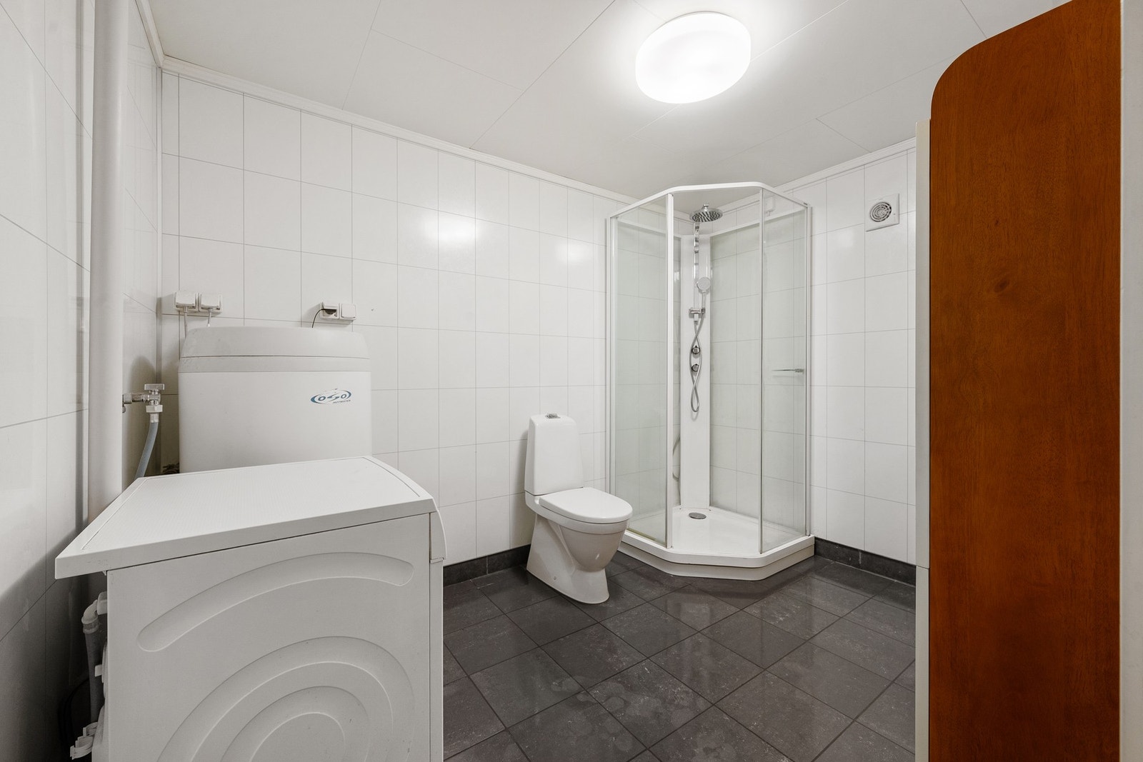 Kombinert bad og vaskerom - rommet ble oppgradert i 2016 Galleribilde