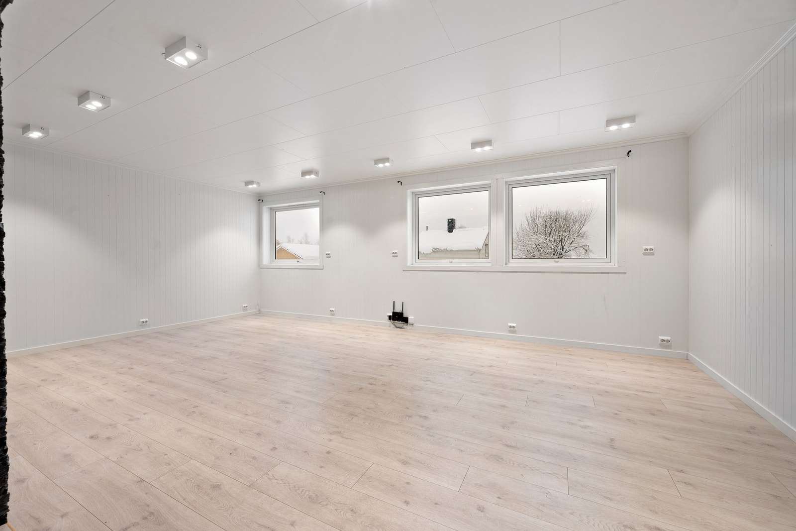 Godt innslipp av dagslys gjennom stuas vinduer Galleribilde