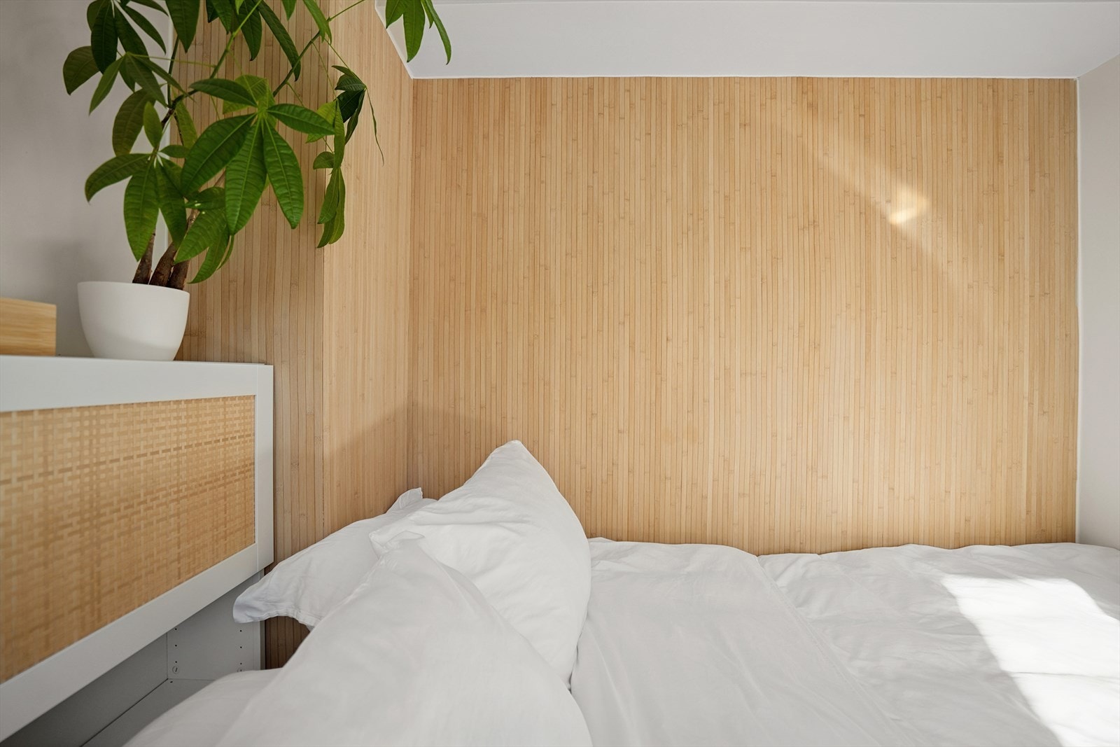 Den varme spileveggen i tre gir rommet et moderne og stilrent preg, samtidig som den tilfører tekstur og karakter. Galleribilde