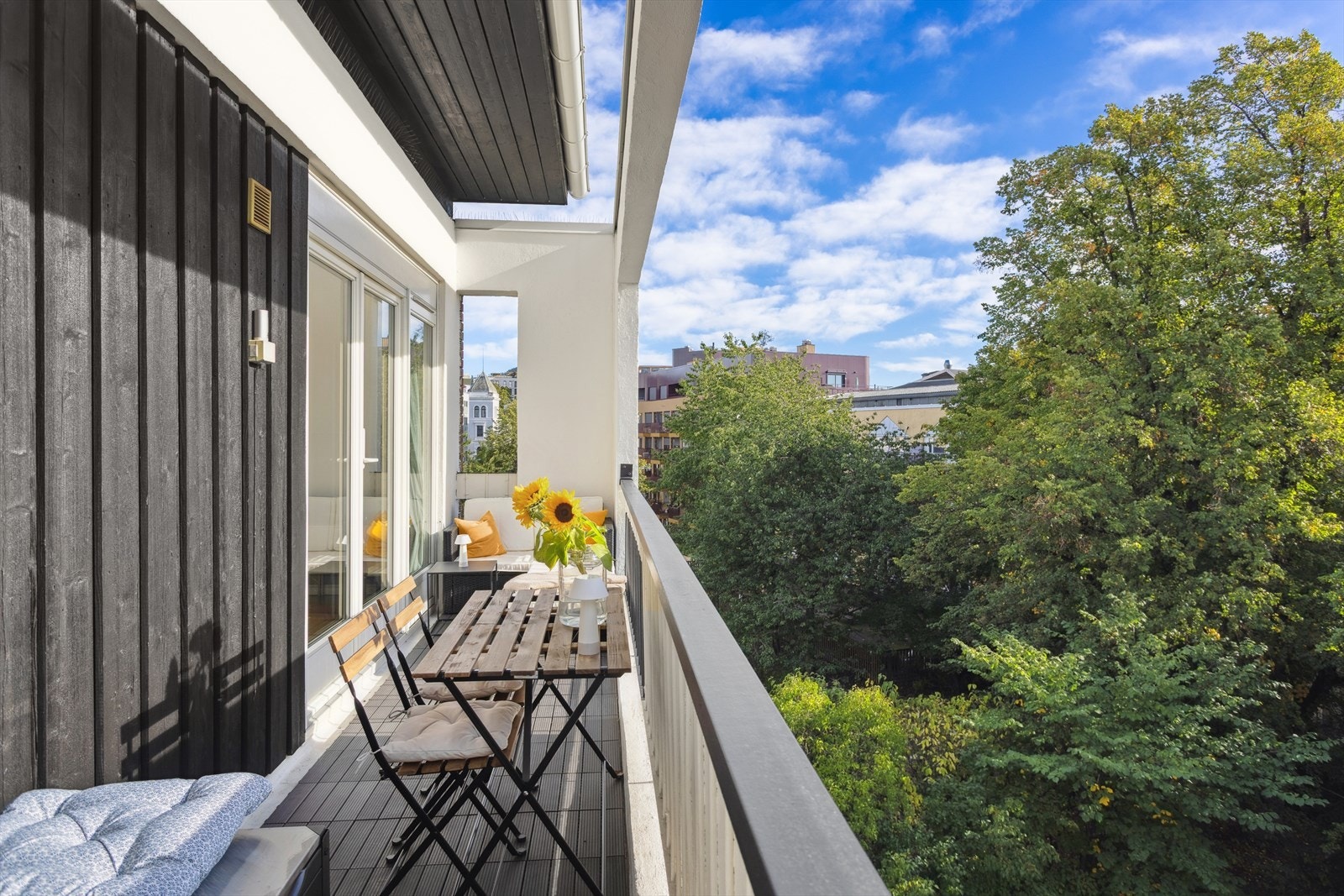 Her er det god plass til både sittegrupper og grill, perfekt for å samle familie og venner til hyggelige stunder. Galleribilde