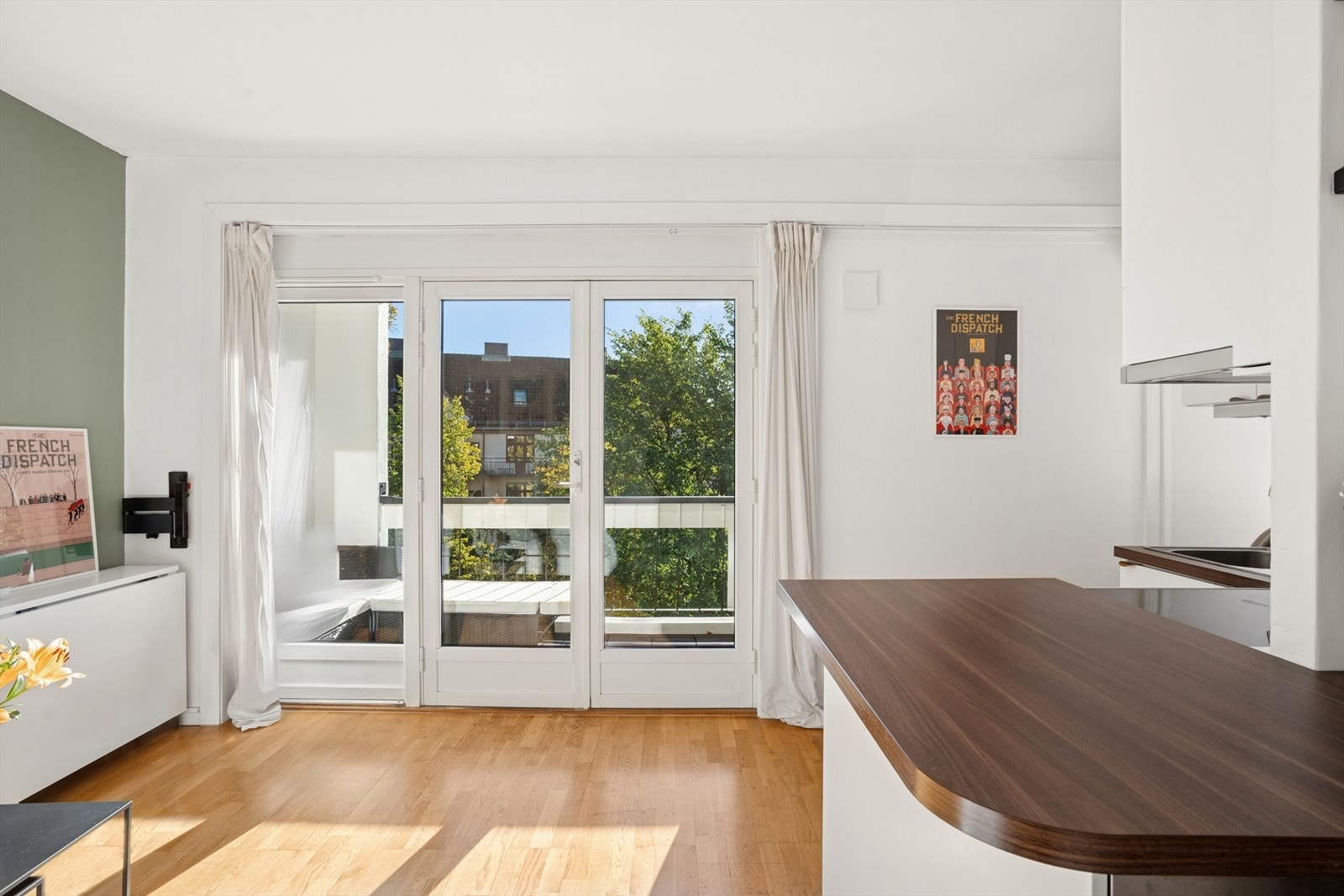 Stuen byr på et lyst og luftig inntrykk med store vindusflater og takhøyde på 2,6 meter. Galleribilde