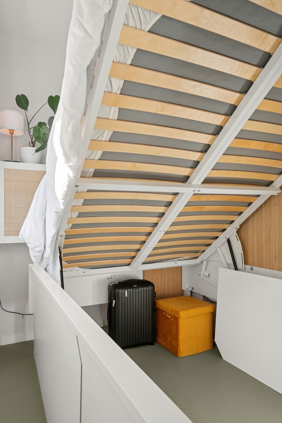 Plassbygd seng med smart oppbevaringsløsning. Galleribilde