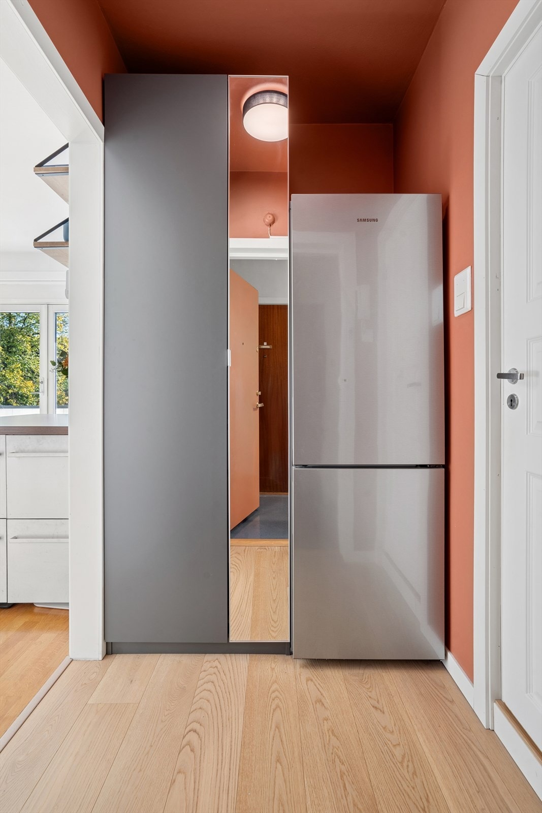 Praktisk entré med IKEA Pax skap og kjøleskap. Galleribilde