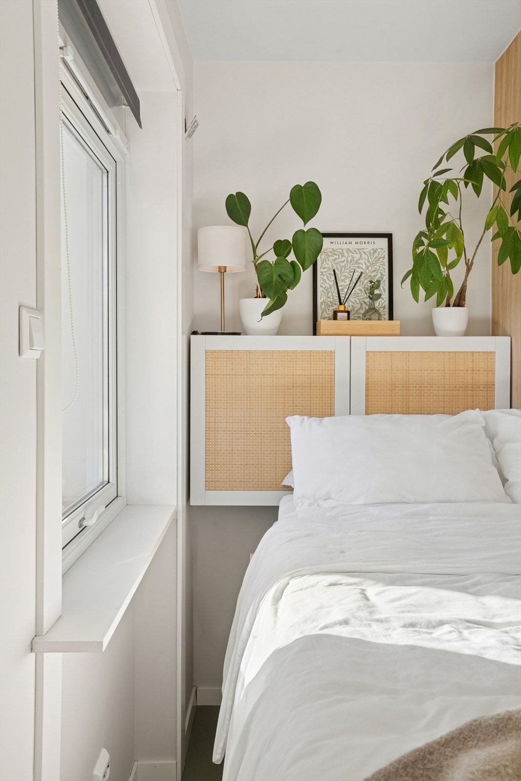 Soverommet har et stort vindu som slipper inn rikelig naturlig lys og skaper en behagelig atmosfære. Galleribilde