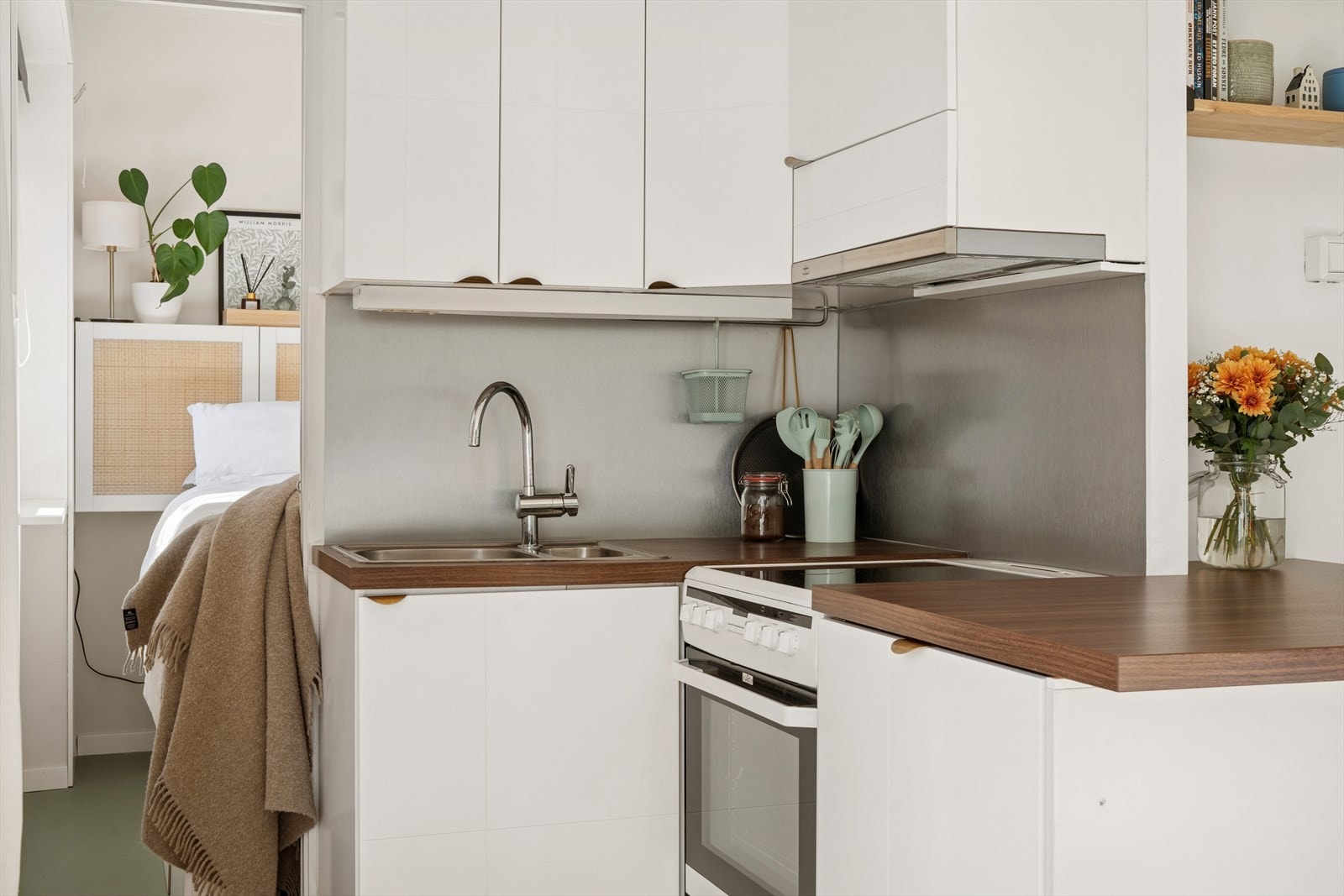 Her har du oppvaskkum, integrert oppvaskmaskin og komfyr med kokeplate. Diskré oppbevaring i kjøkkenskap. Galleribilde