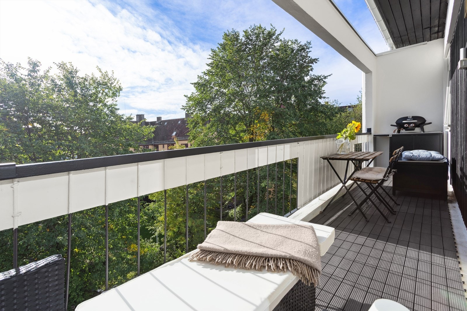 Den sydøstvendte balkongen er på 10kvm og vender ut mot rolig og grønn bakgård. Galleribilde