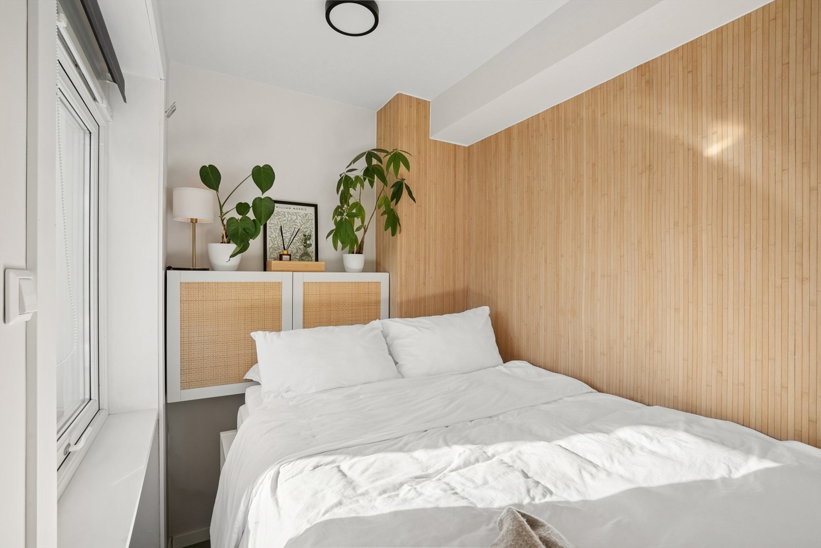 Smart og plassbesparende soverom med innebygde overskap som gir god lagringsplass. Galleribilde