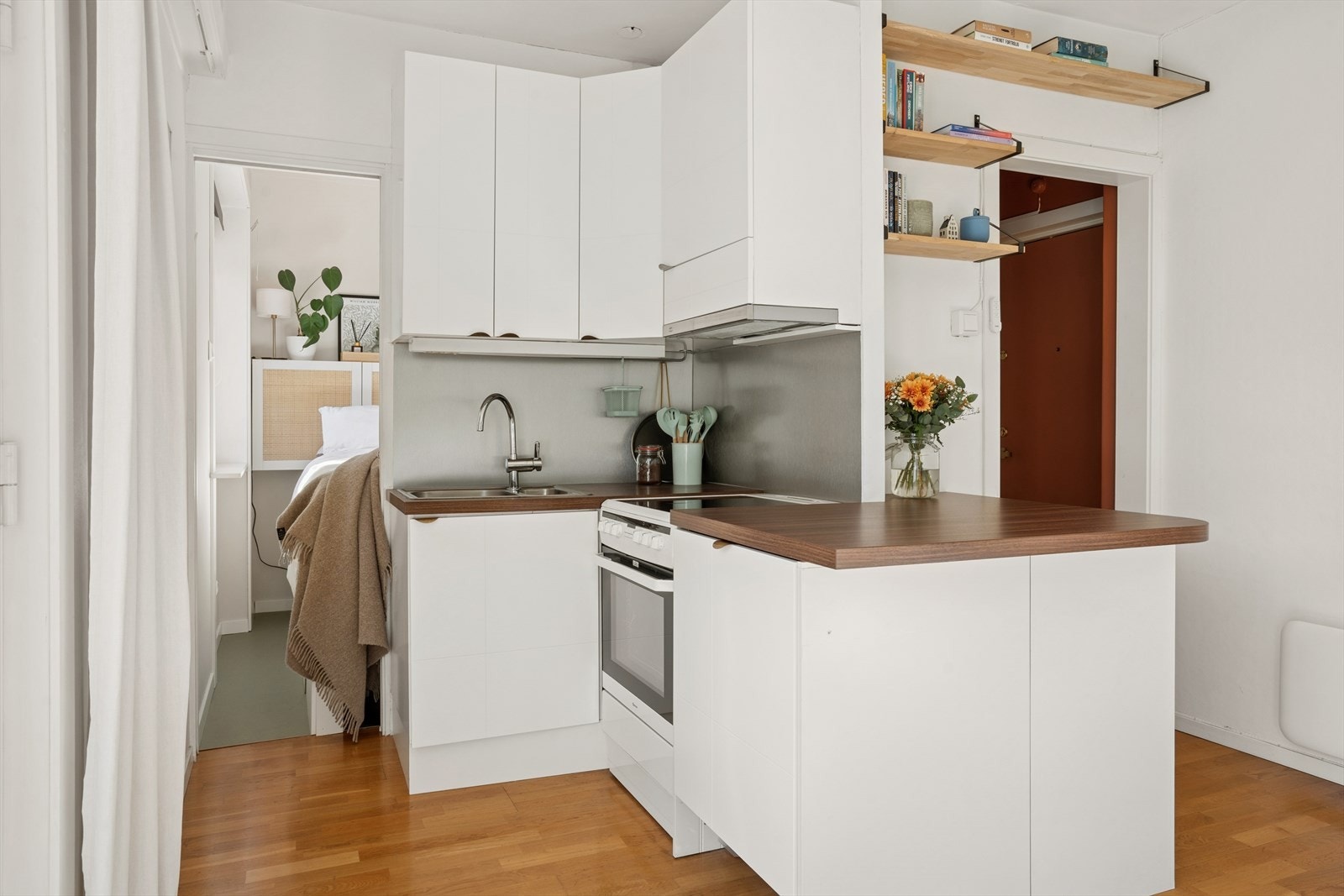 Kjøkkenet er av praktisk størrelse og er utstyrt med det du trenger. Galleribilde