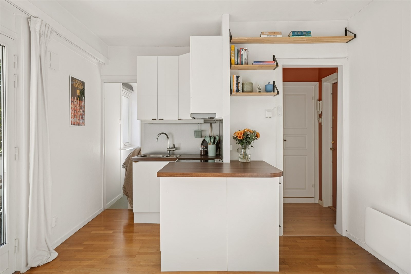 Innredningen består av glatte fronter i en tidløs lysfarge og en slitesterk benkeplate i laminat. Galleribilde