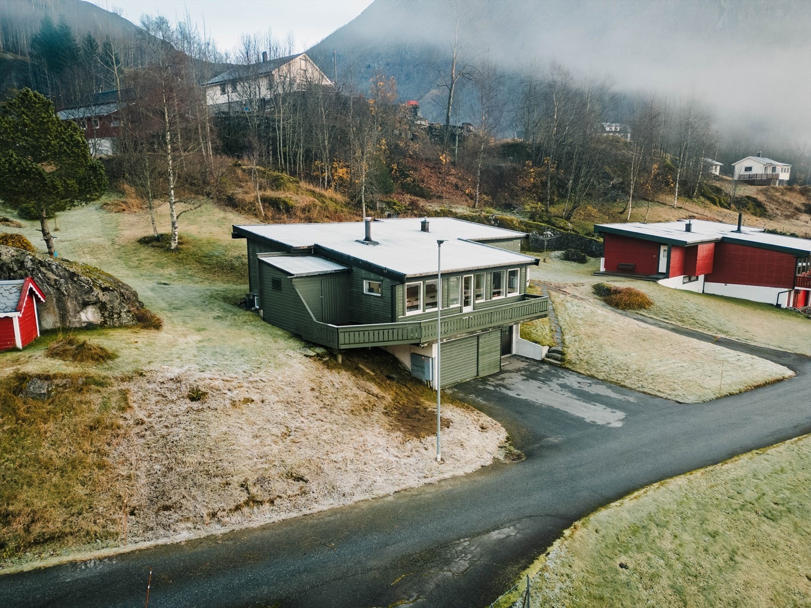 Eiendommen skilter med en behagelig og naturskjønn beliggenhet i trivelige Røldal, med vid og flott utsikt over nærområdet. Galleribilde