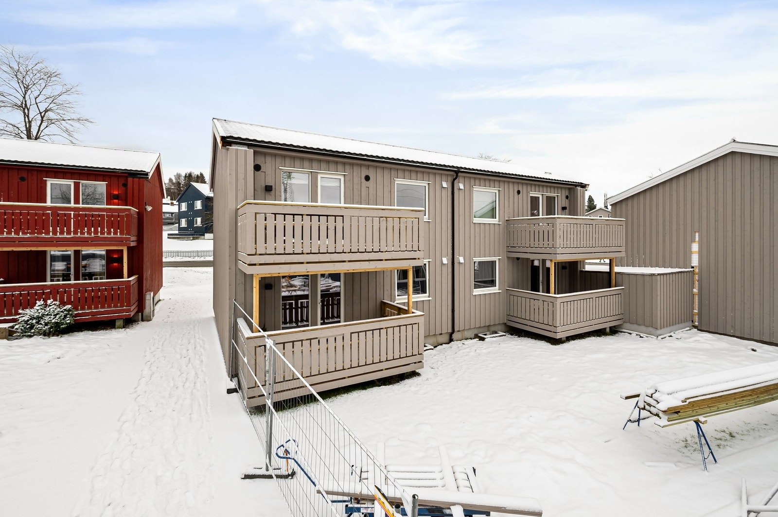 Leiligheten har en sentral og populær beliggenhet på Nardo. Dette er et koselig område bestående av småhusbebyggelse med store grøntarealer mellom husene. Galleribilde