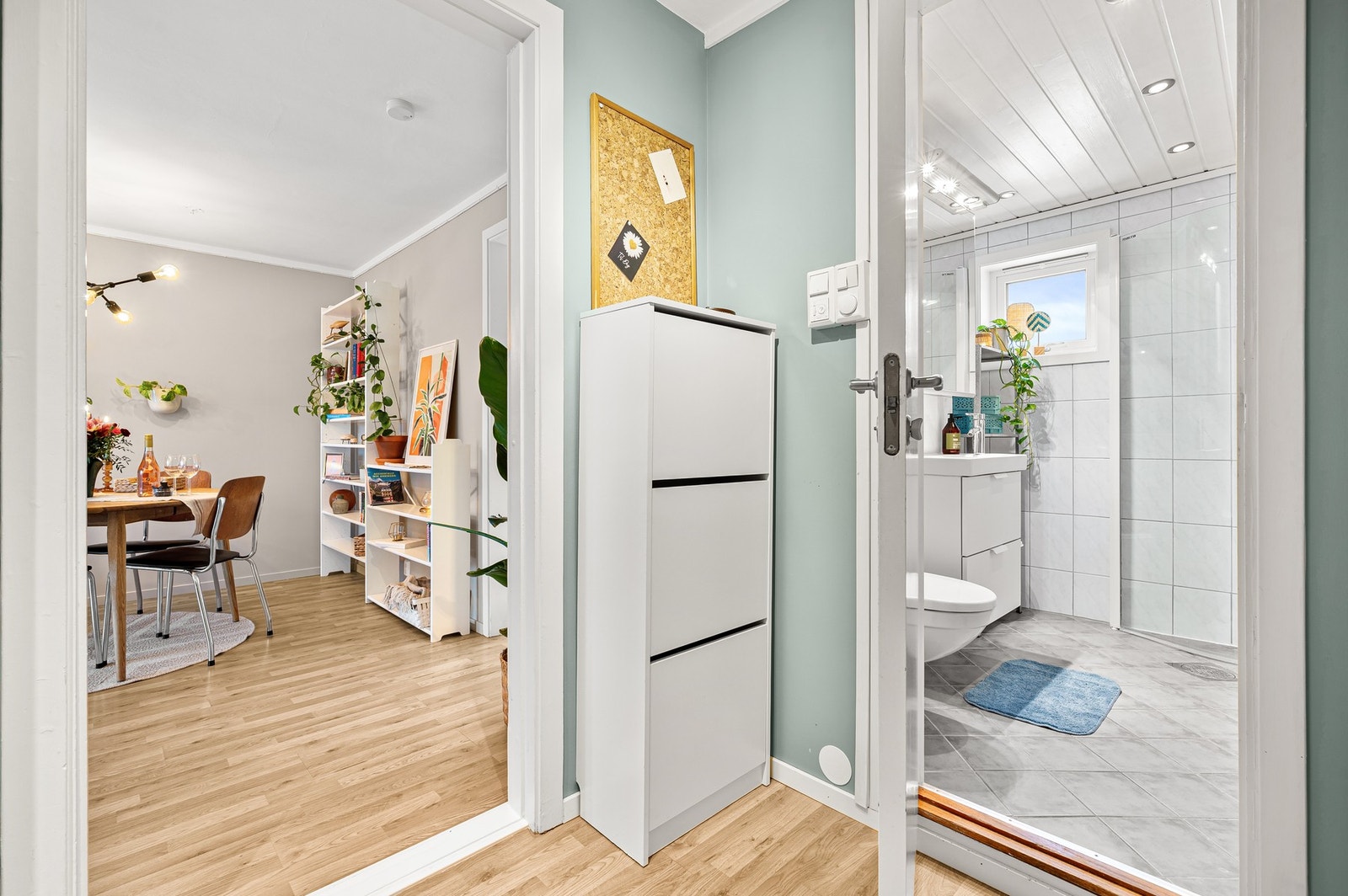 Fra entreen har man tilgang til badet og stuen. Galleribilde