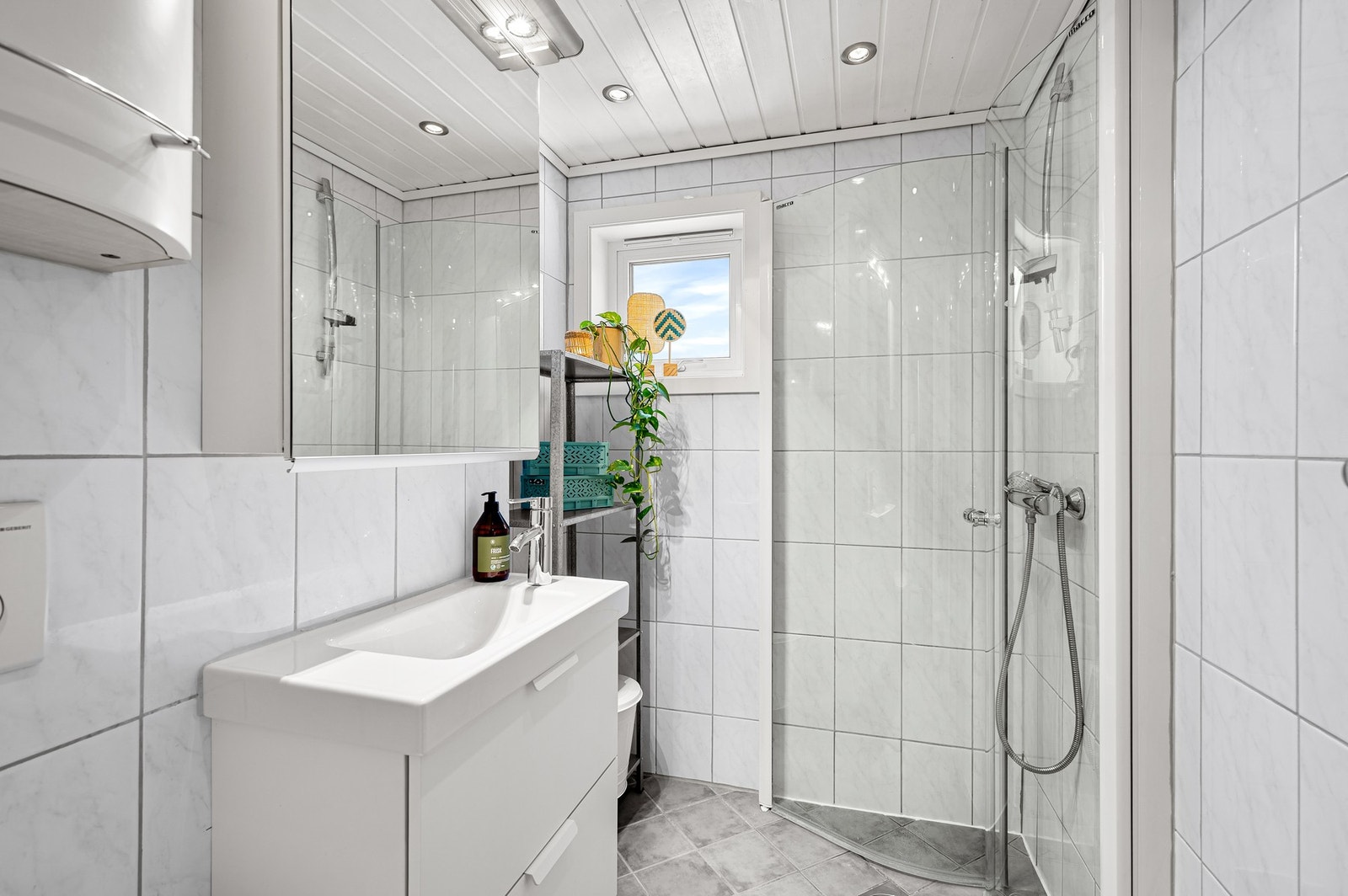 Flislagt baderom med varme i gulvet og downlights i himling. Galleribilde