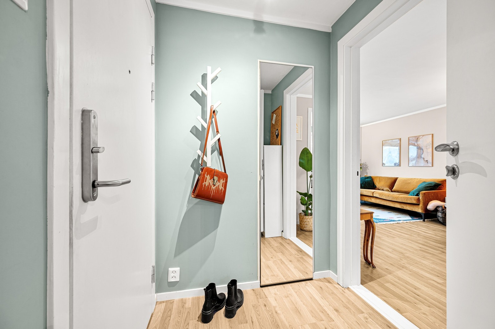 Entre med plass til sko- og klesoppheng. Galleribilde