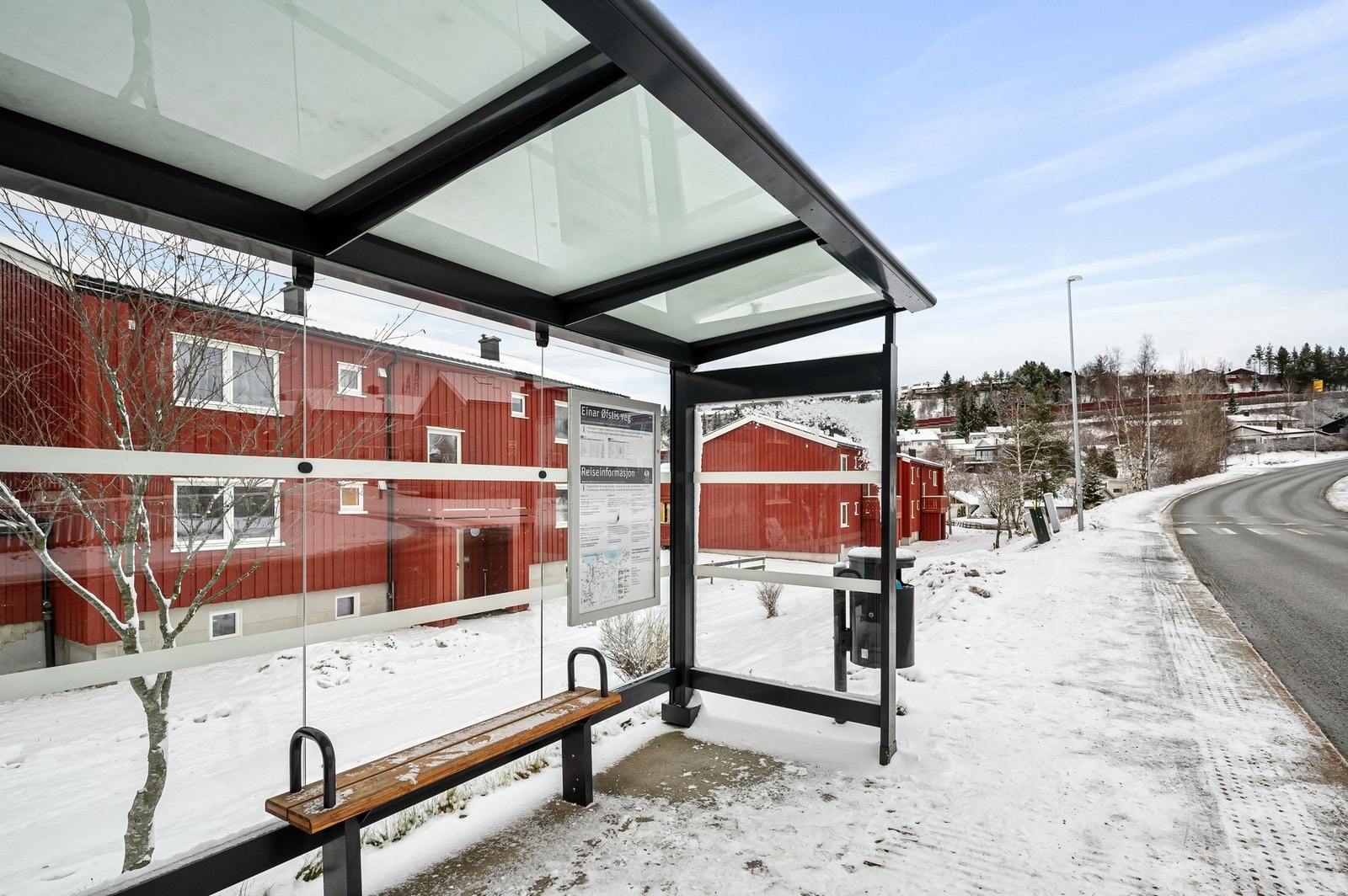 Umiddelbar nærhet til bussholdeplass. Galleribilde