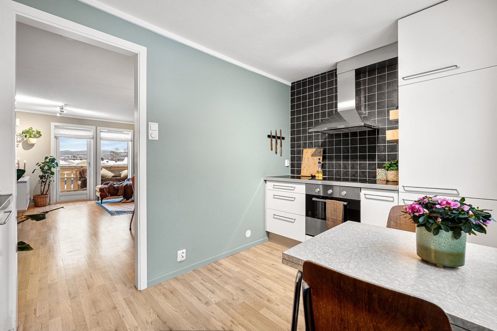 Kjøkkenet har rikelig med skap- og benkeplass. Galleribilde