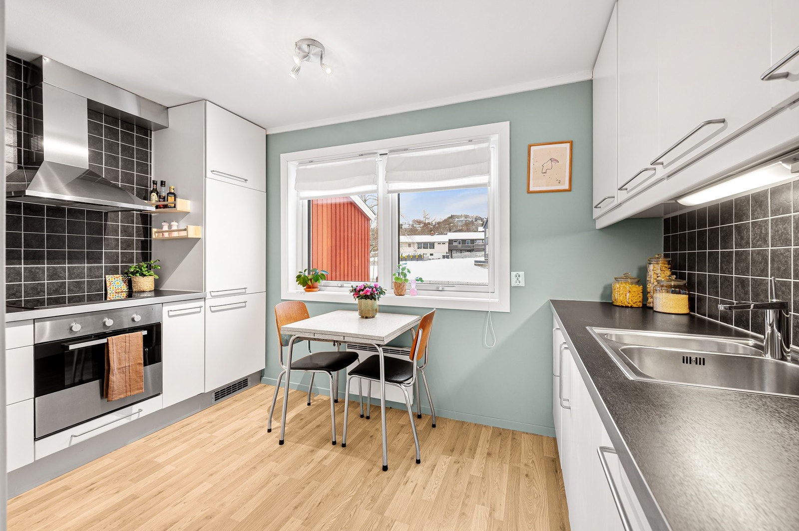 lyst og innbydende kjøkken som ble oppgradert i 2009. Galleribilde