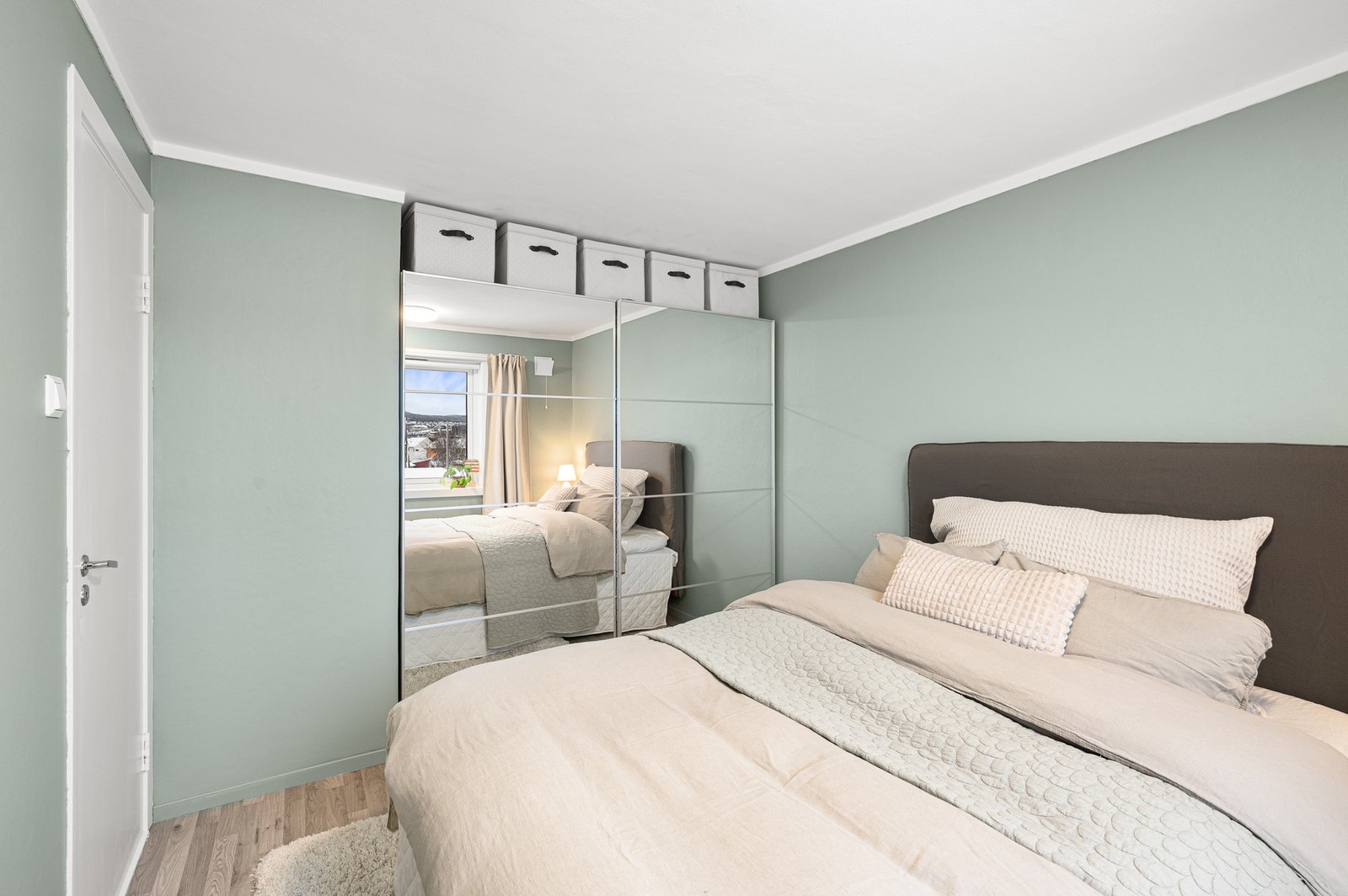 Rommet er utstyrt med et praktisk garderobeskap. Galleribilde