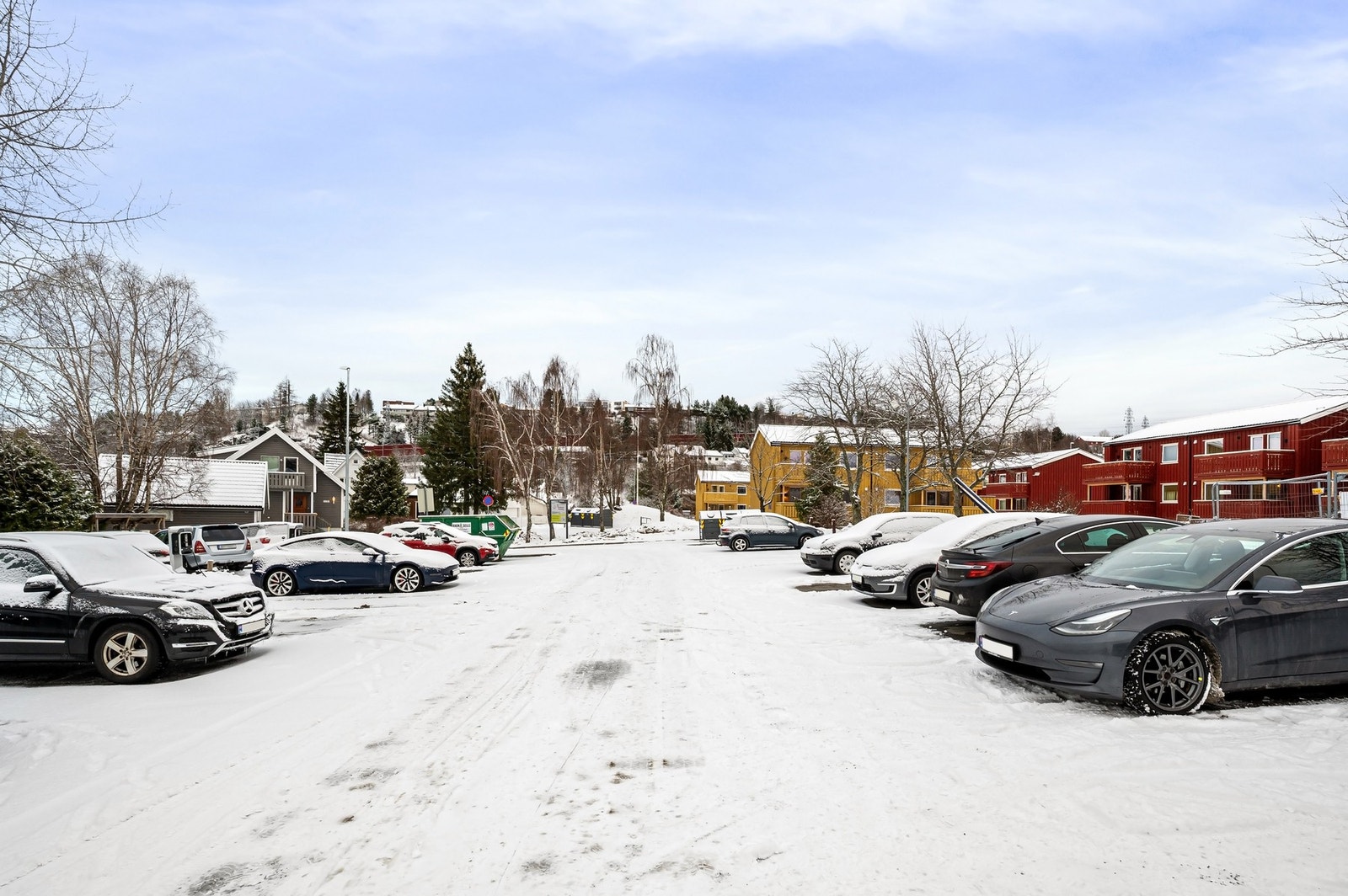 Det er kort vei til parkering med mulighet for elbil-lading. Galleribilde
