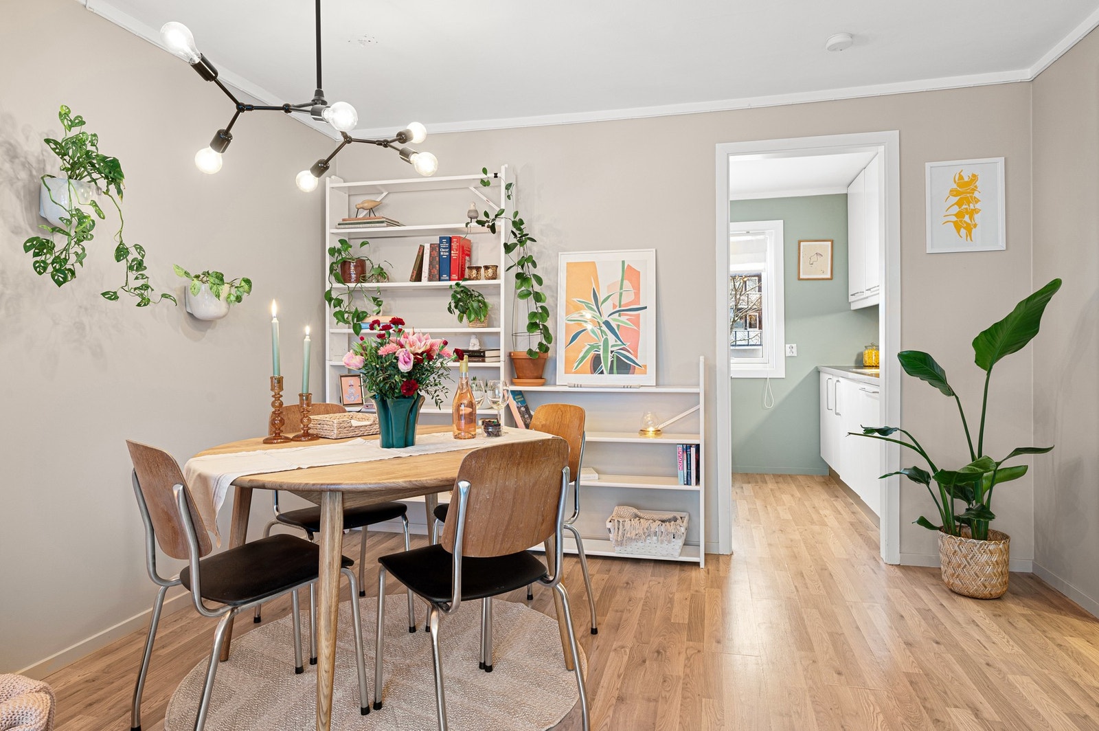 Området mellom stue og kjøkken gir rom for en trivelig spisegruppe. Galleribilde