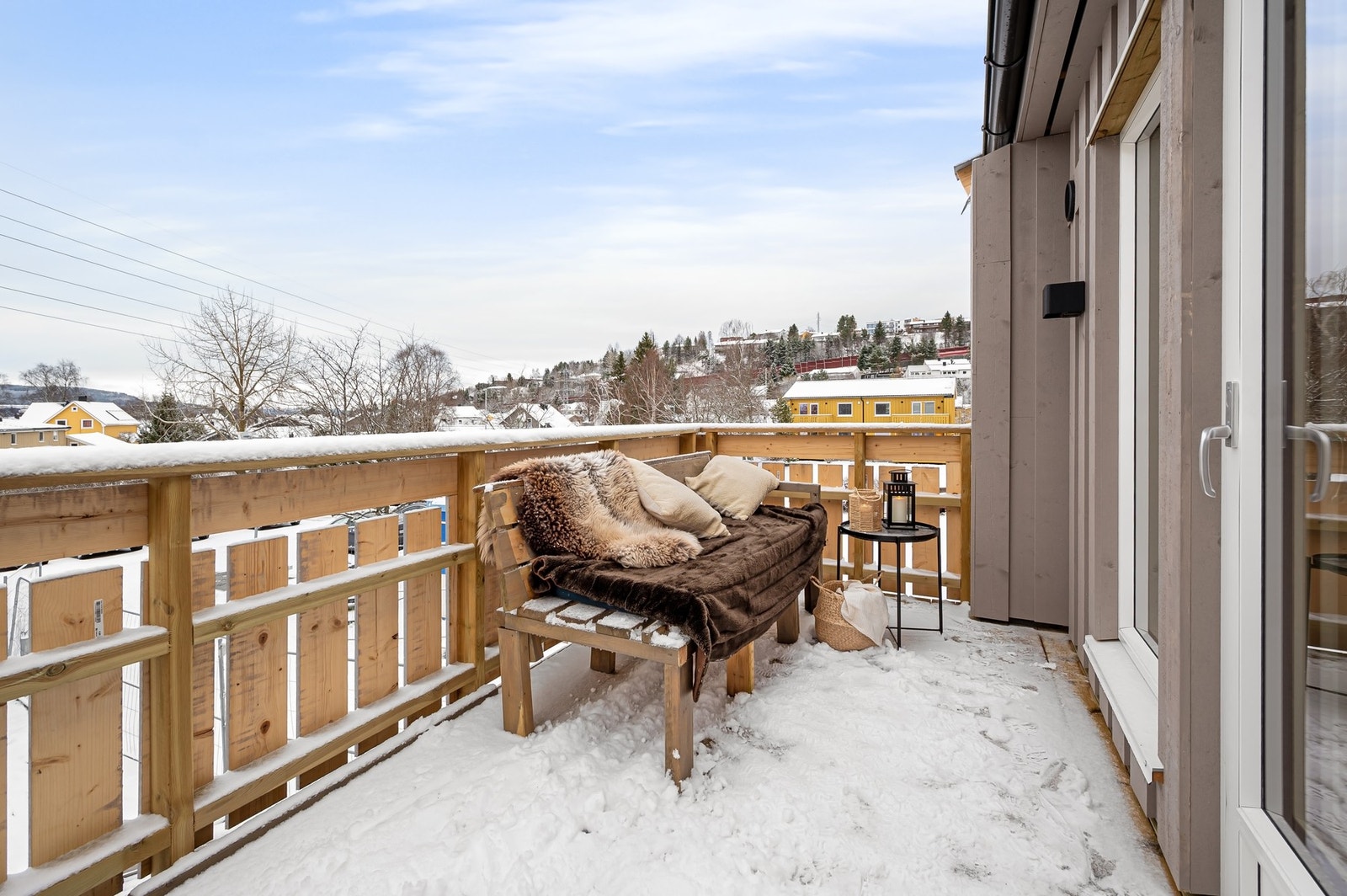 Balkongen er vestvendt som gir nydelige sol- og utsiktsforhold. Galleribilde