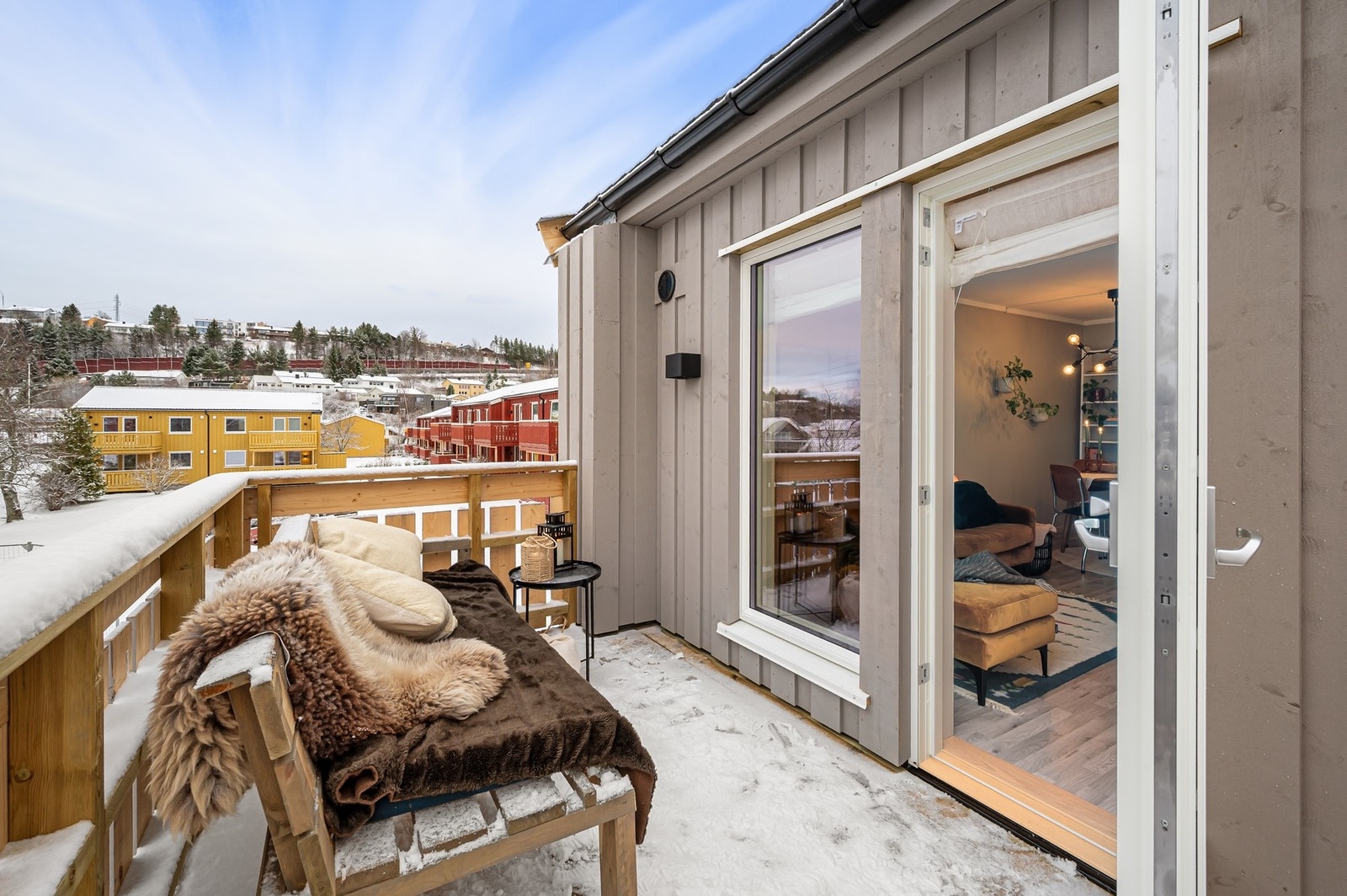 Romslig balkong som måler 9 m². Galleribilde