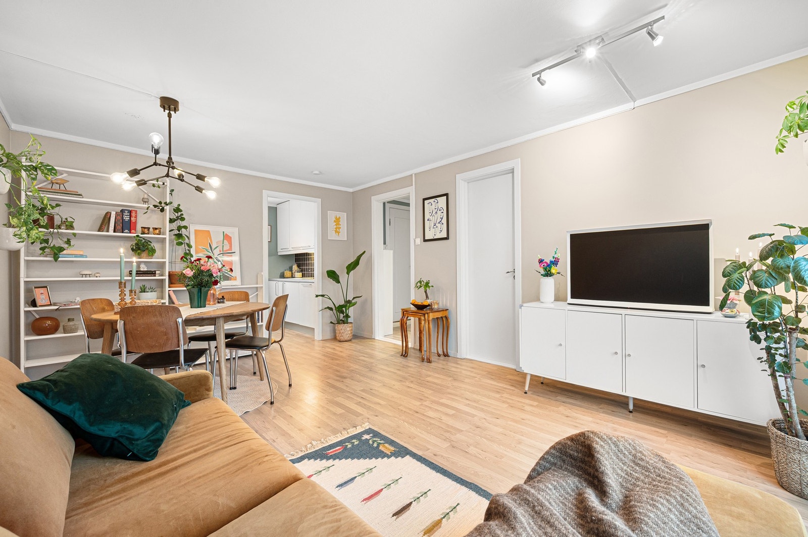 Leiligheten har en romslig stue med god plass til både sittegruppe og øvrig møblering. Galleribilde