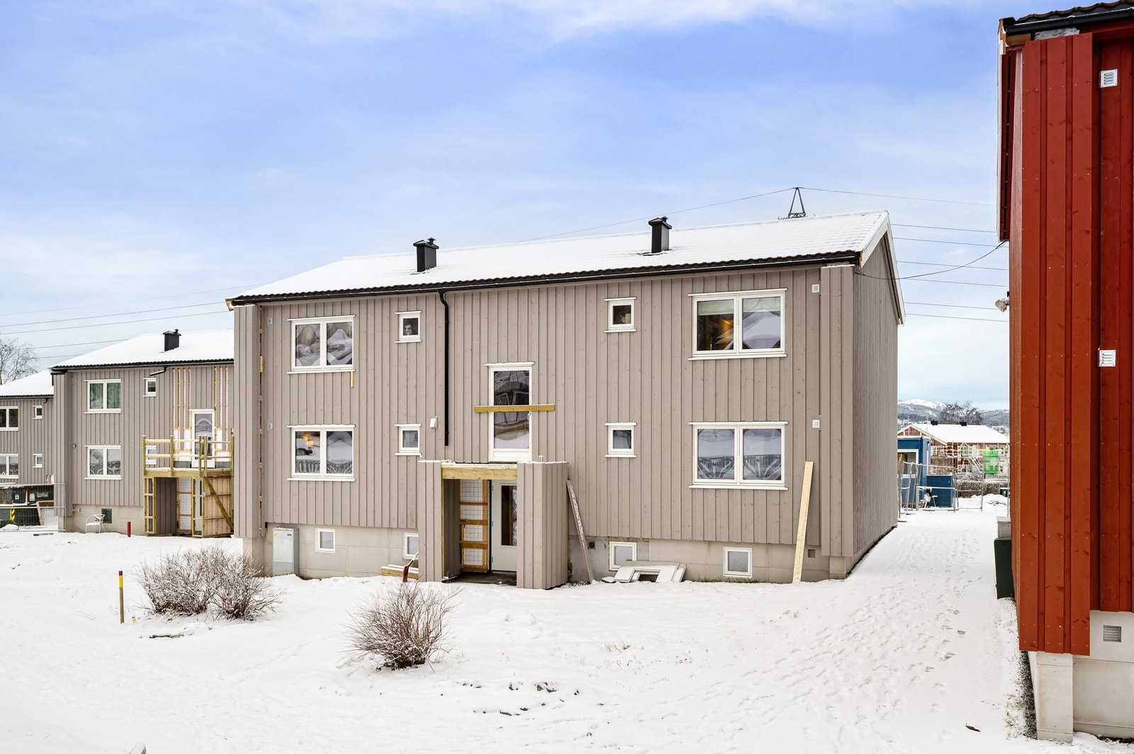 Boligen ligger fint til i feltet med nærhet til "alt" Galleribilde