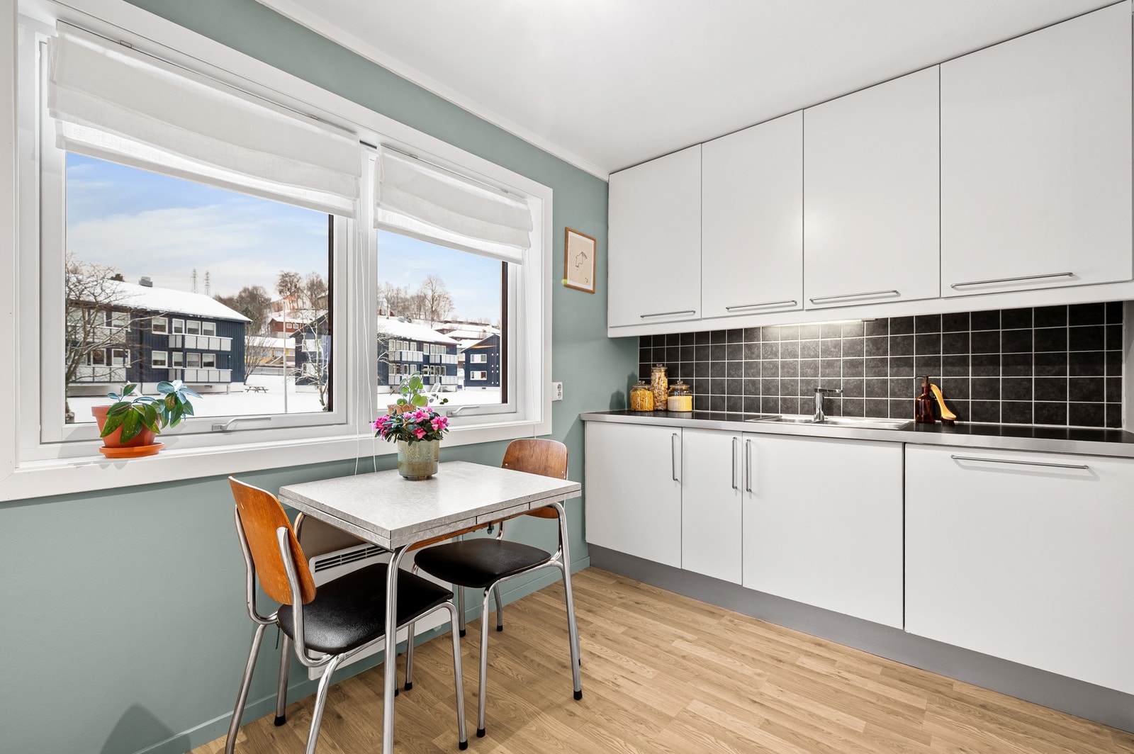 Kjøkkenet er utstyrt med integrerte hvitevarer som
frys/kjøleskap, stekeovn og oppvaskmaskin. Galleribilde