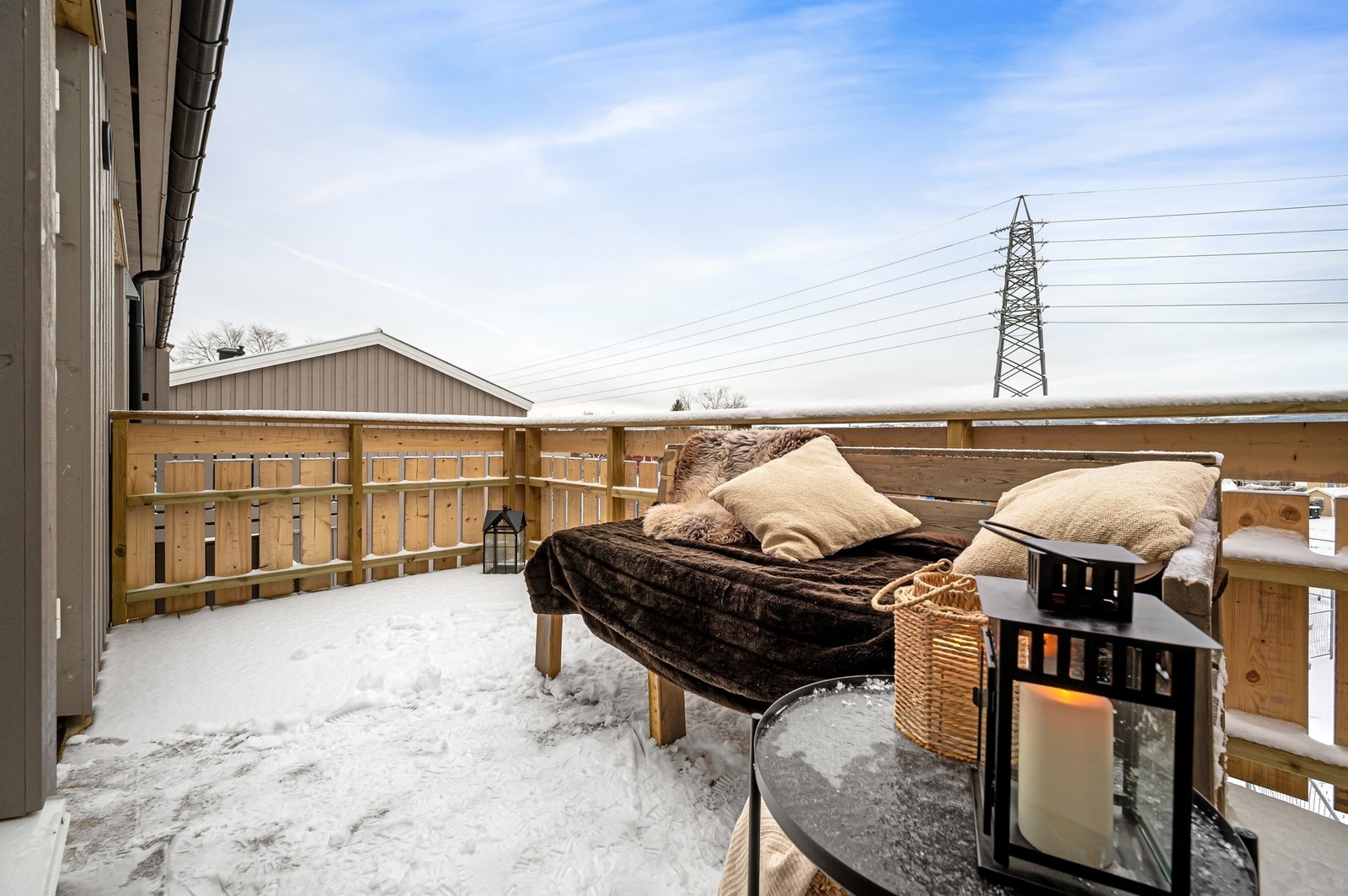 Balkongen har god plass til sittegruppe. Galleribilde