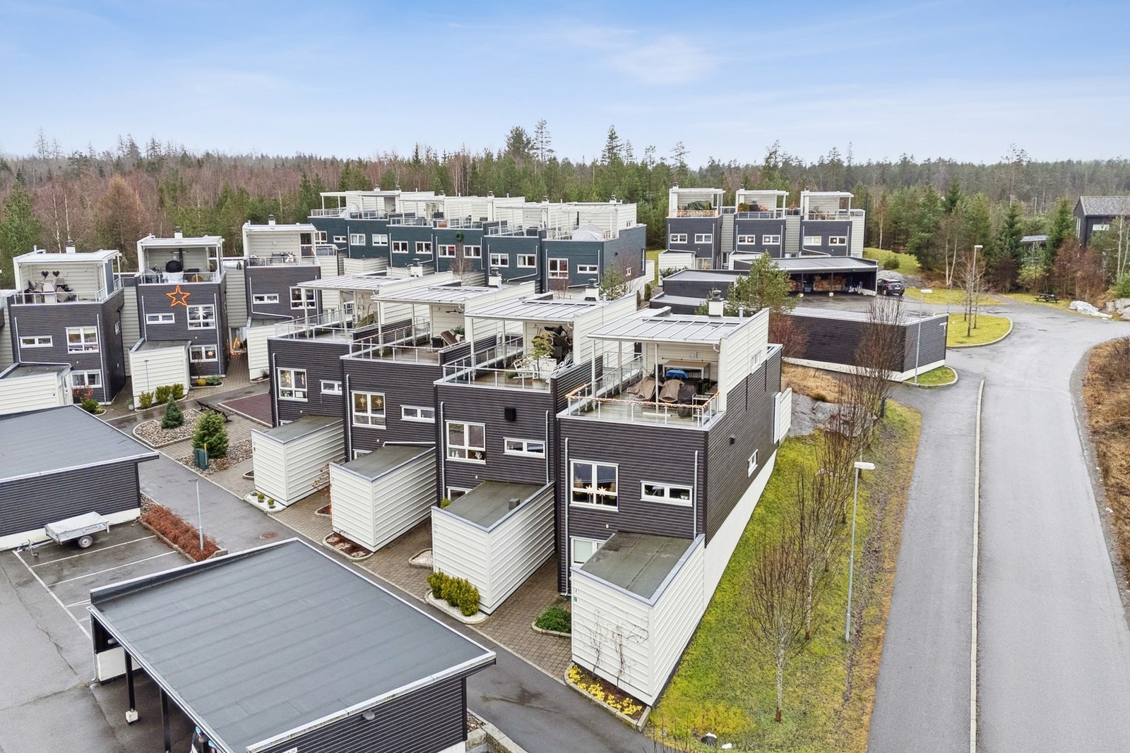 Området fremstår som veldrevet og har gangavstand til skoler, to barnehager, butikk og offentlig kommunikasjon. Galleribilde