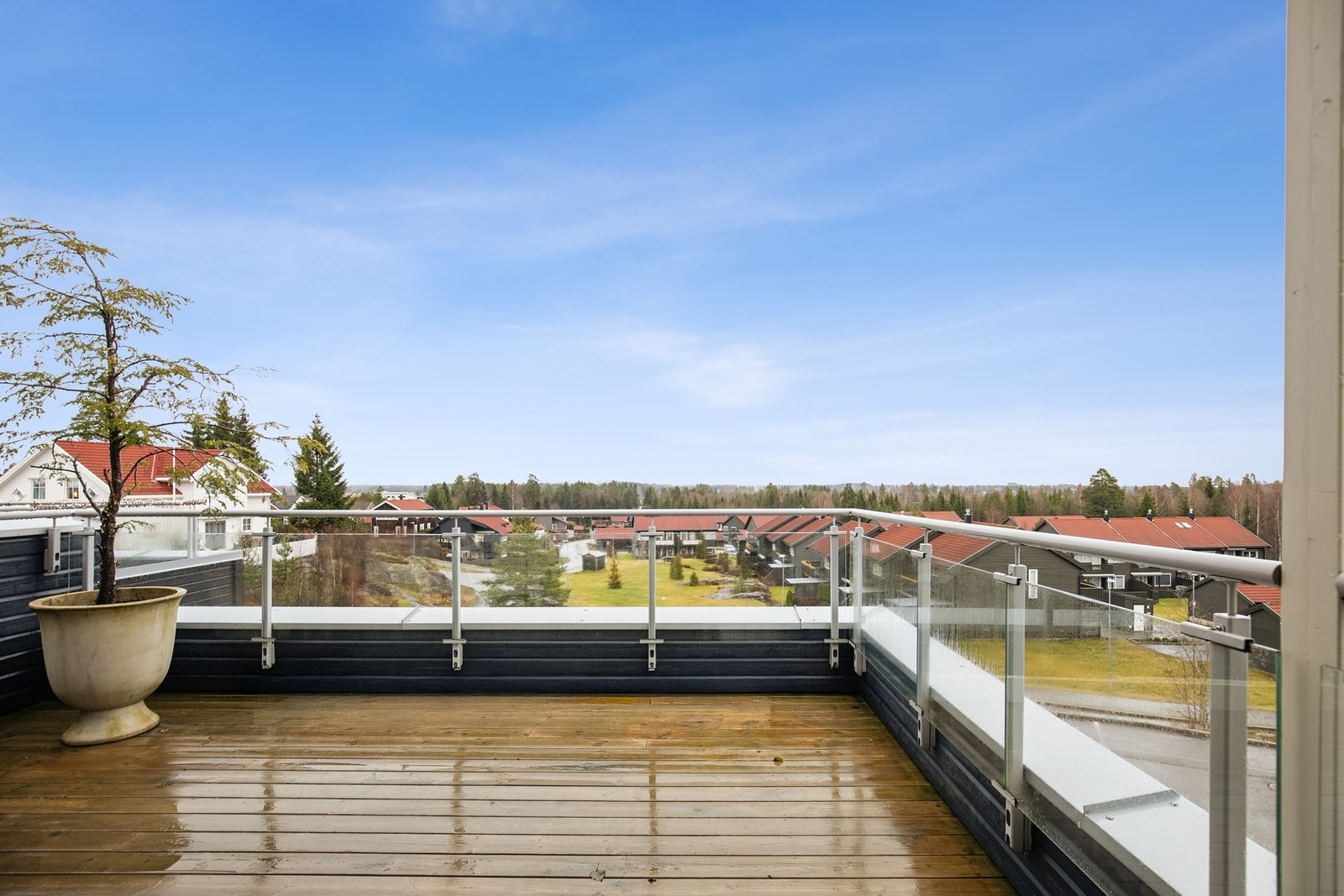 Her kan man virkelig nyte sola hele dagen på sommerhalvåret. Galleribilde