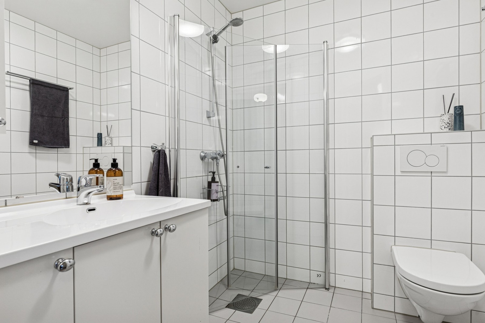 Praktisk dusjhjørne med innfellbare glassdører. Galleribilde