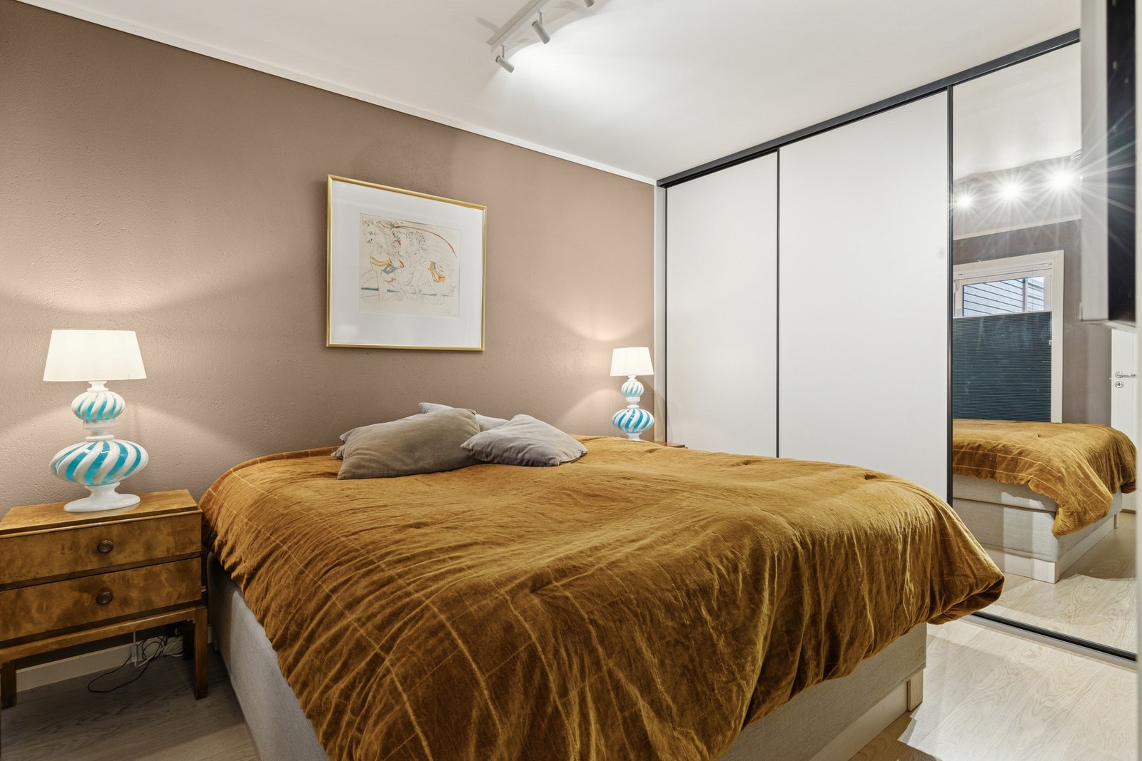 Det største av soverommene har god plass til stor seng samt skyvedørsgarderobe. Galleribilde