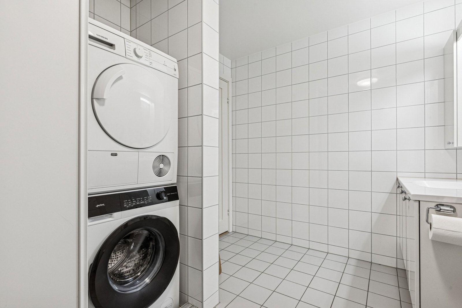 Her er det også tilrettelagt for vaskeløsning med opplegg for vaskemaskin og tørketrommel. Galleribilde