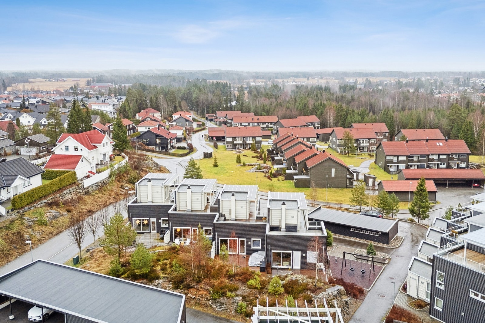 Fra bolig er det gangavstand til Skogmo barneskole og Allergot ungdomsskole. Galleribilde