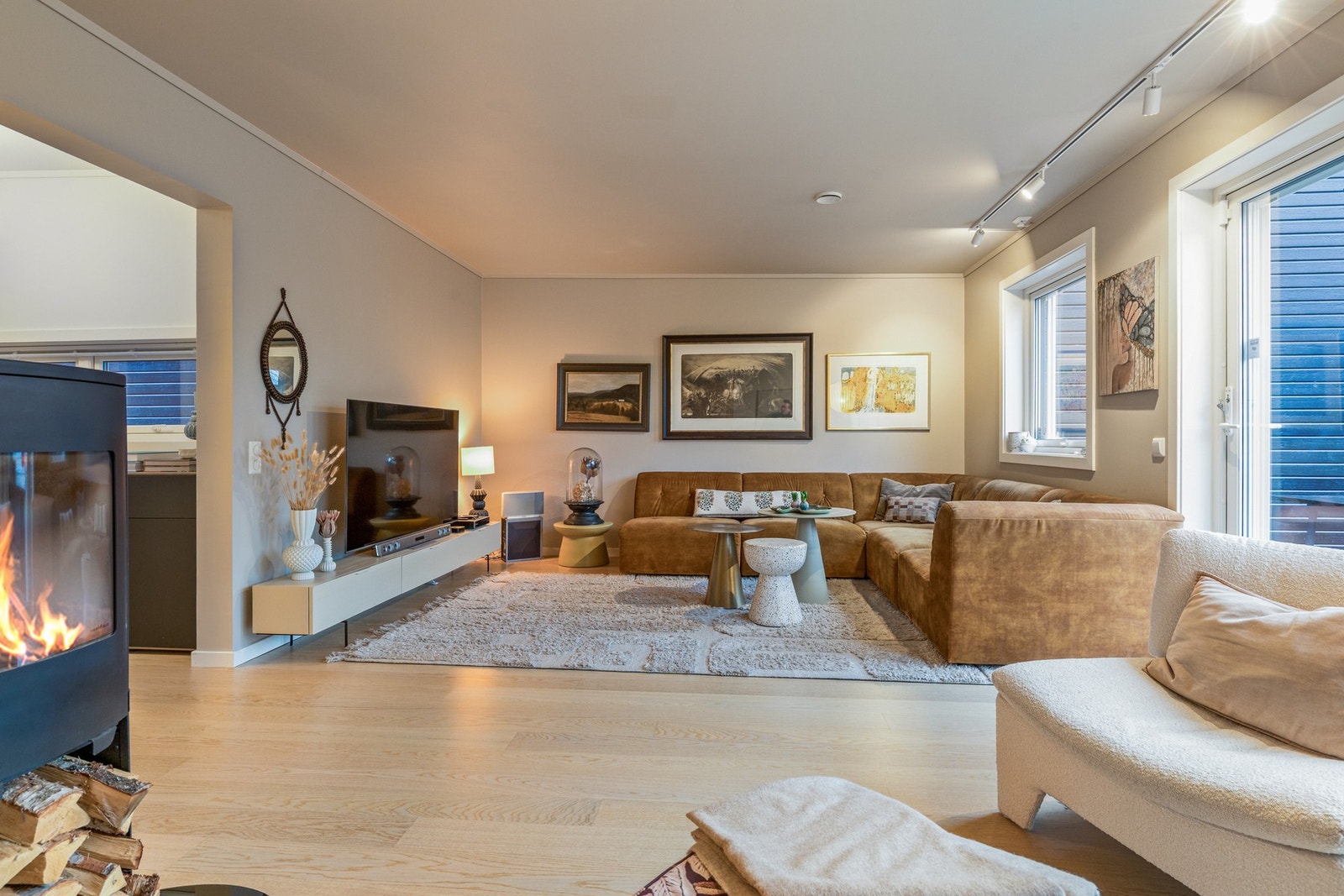 Stuen har god plass til både sofagruppe og øvrig møblement. Galleribilde