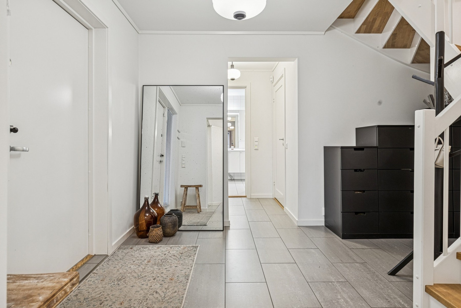 Boligen ønskes velkommen via en romslig og innbydende entré med god plass til yttertøy og sko. Galleribilde