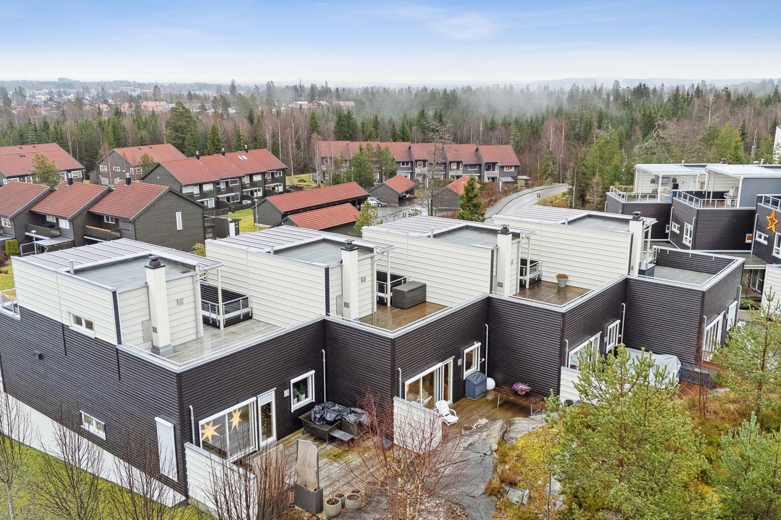 Eiendommen ligger like nær Jessheimmarka, noe som gir umiddelbar nærhet til fine naturopplevelser. Galleribilde