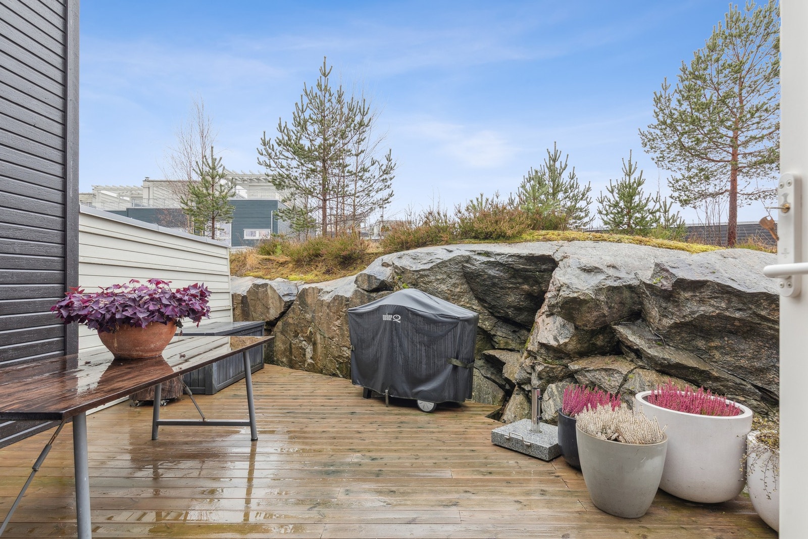 Fra stuen er det utgang til en hyggelig terrasse som fungerer som en naturlig forlengelse av oppholdsrommet i sommerhalvåret. Galleribilde