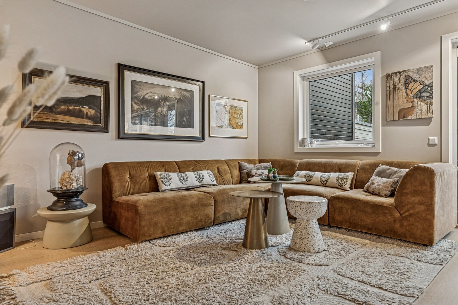 Den nøytrale fargepaletten gjør det enkelt å møblere her. Galleribilde